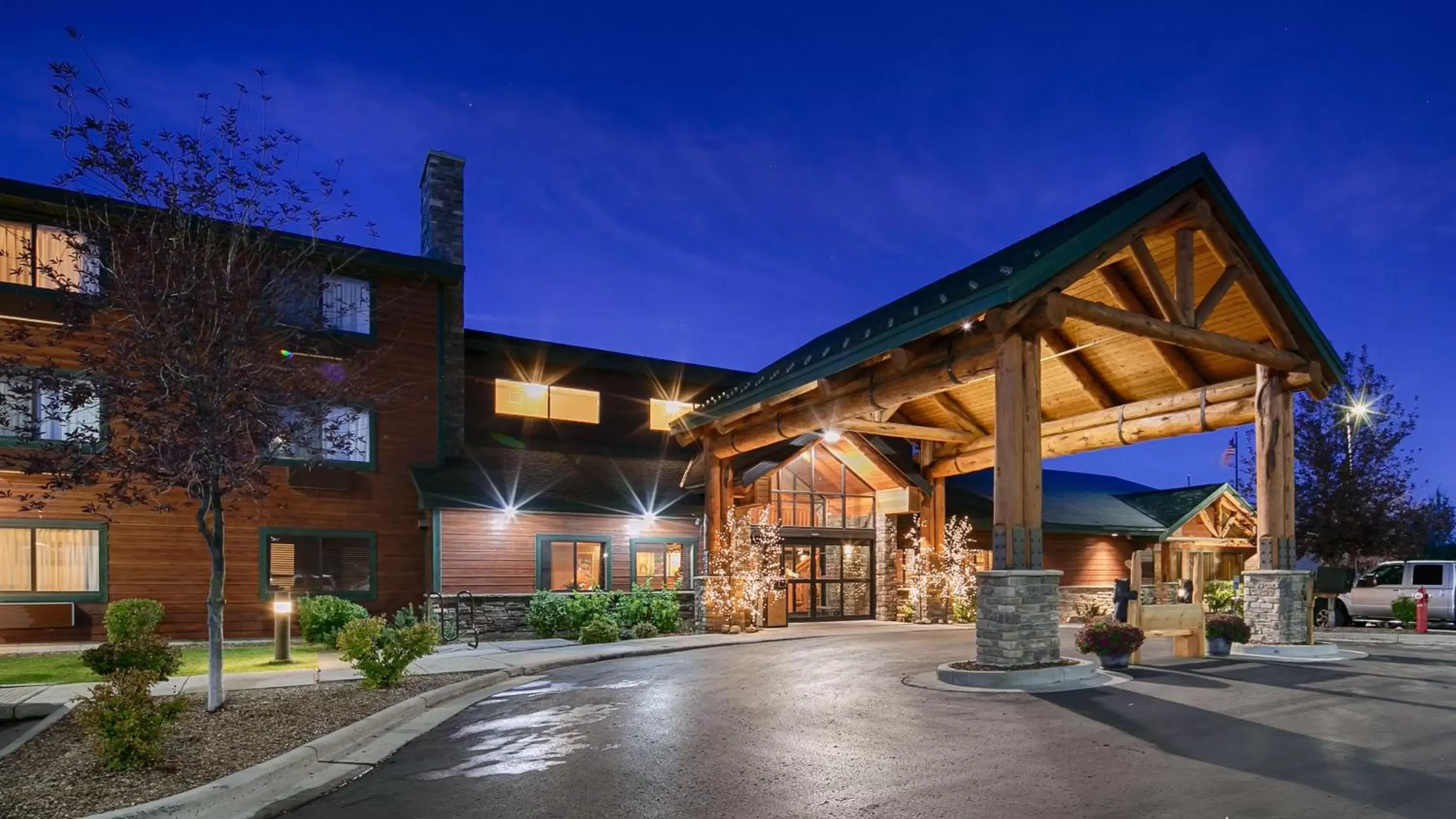 Property Building in Best Western Plus McCall Lodge and Suites