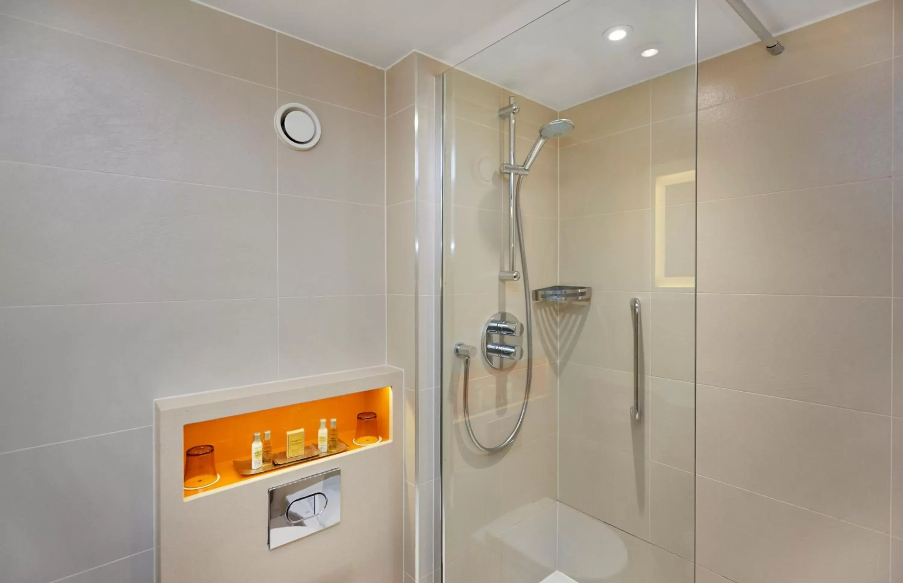 Shower, Bathroom in DoubleTree by Hilton London - Hyde Park