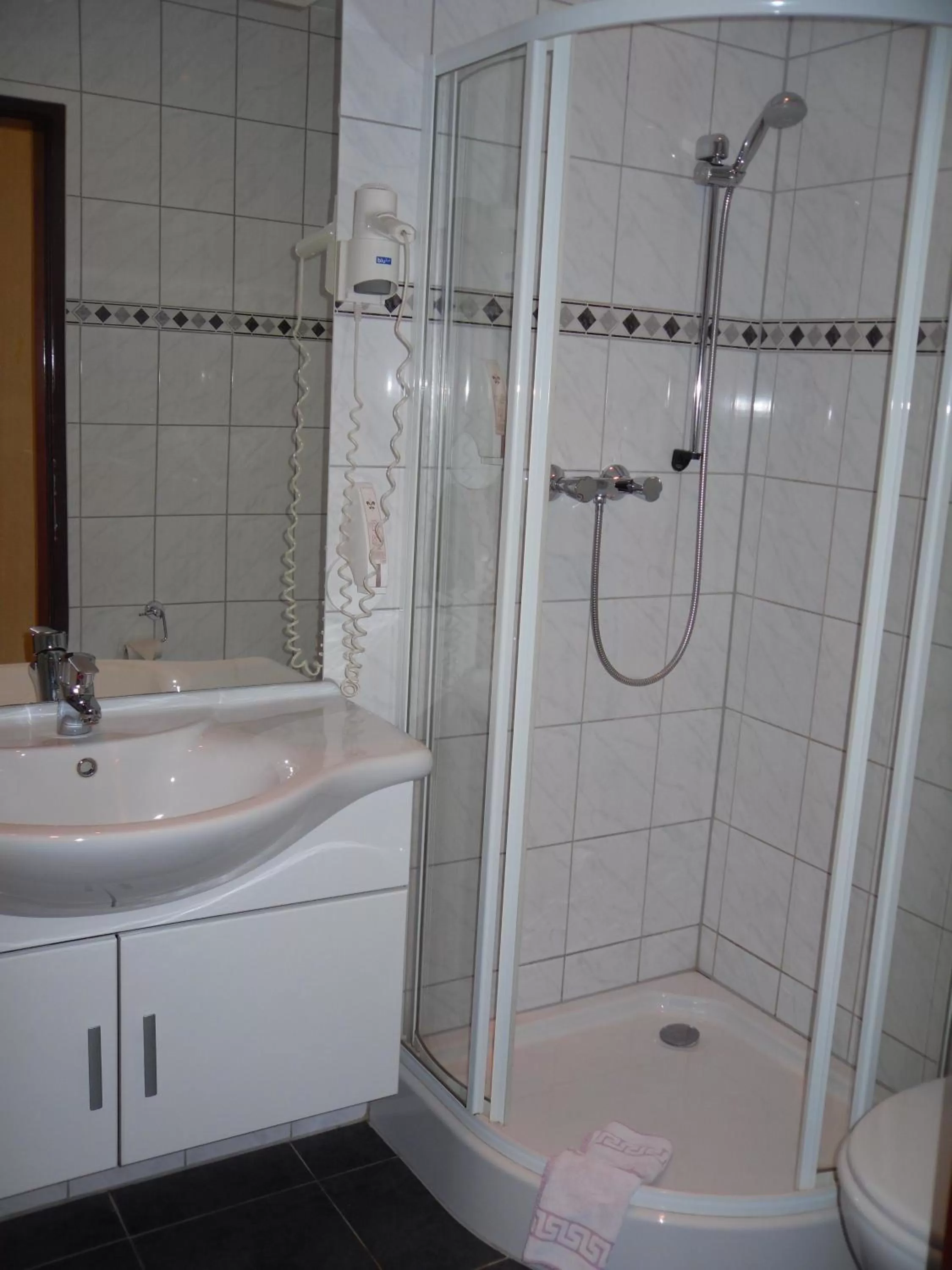 Shower in Hotel Boos