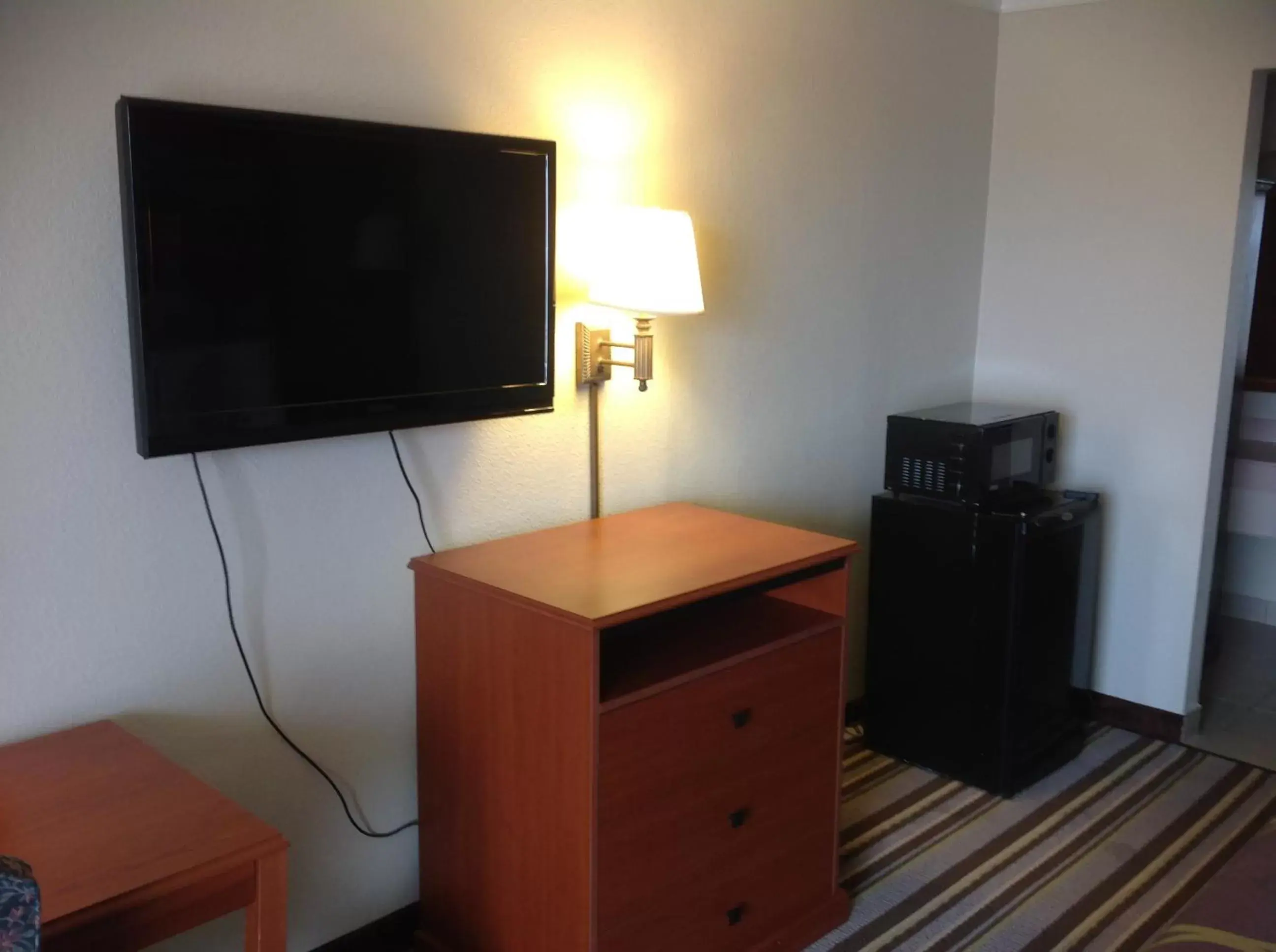 TV and multimedia, TV/Entertainment Center in Super 8 by Wyndham Longview/North