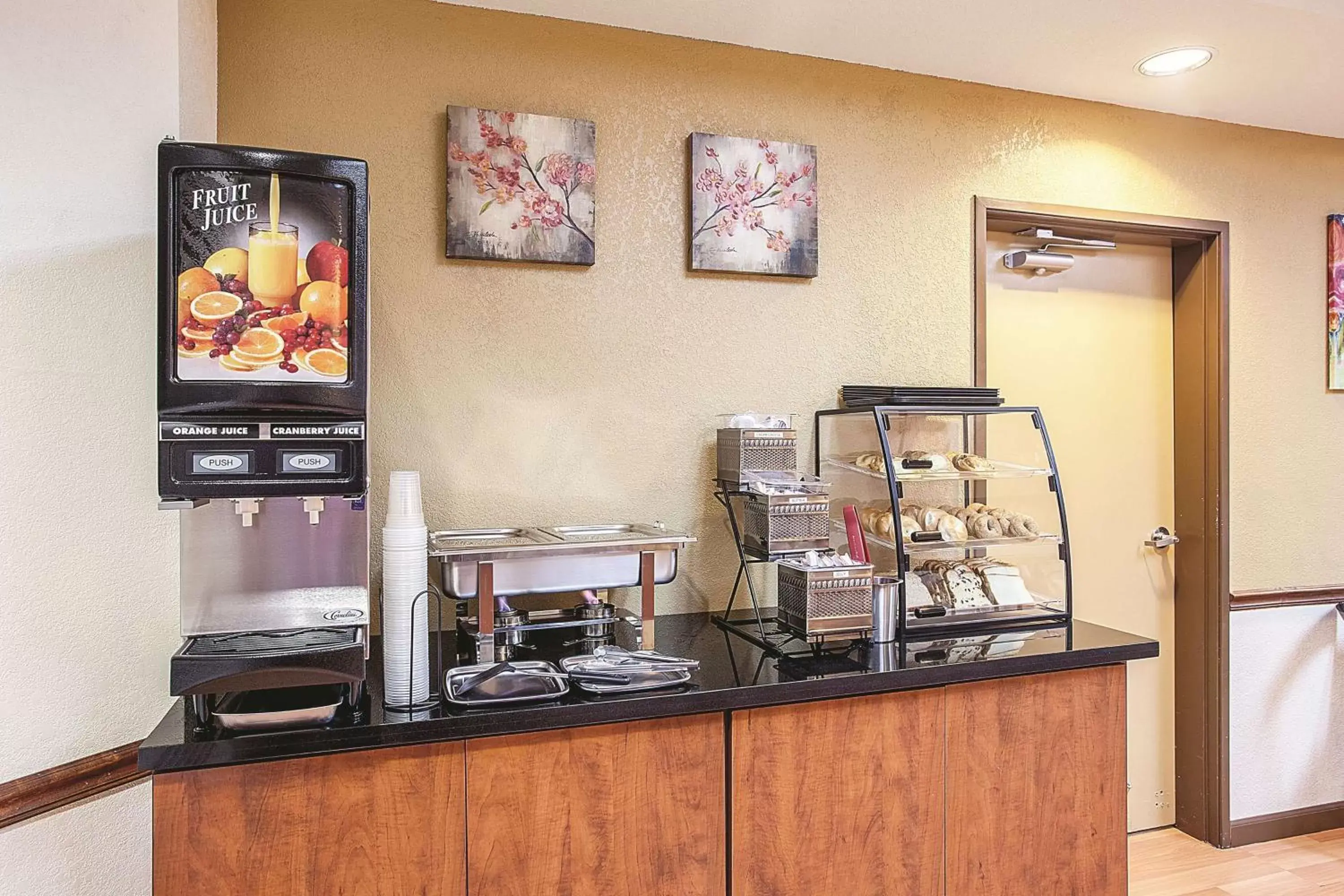 Restaurant/places to eat in La Quinta by Wyndham Davis Restaurant/places to eat in La Quinta by Wyndham Davis