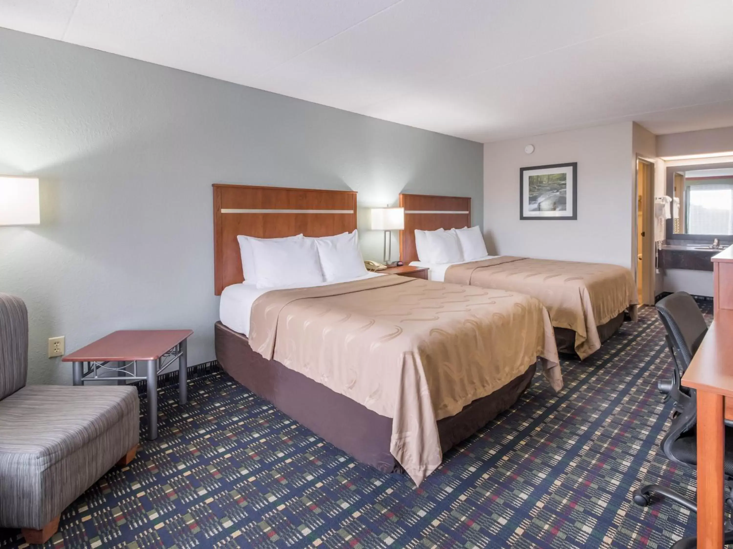 Queen Room with Two Queen Beds - Non-Smoking in Quality Inn Dandridge