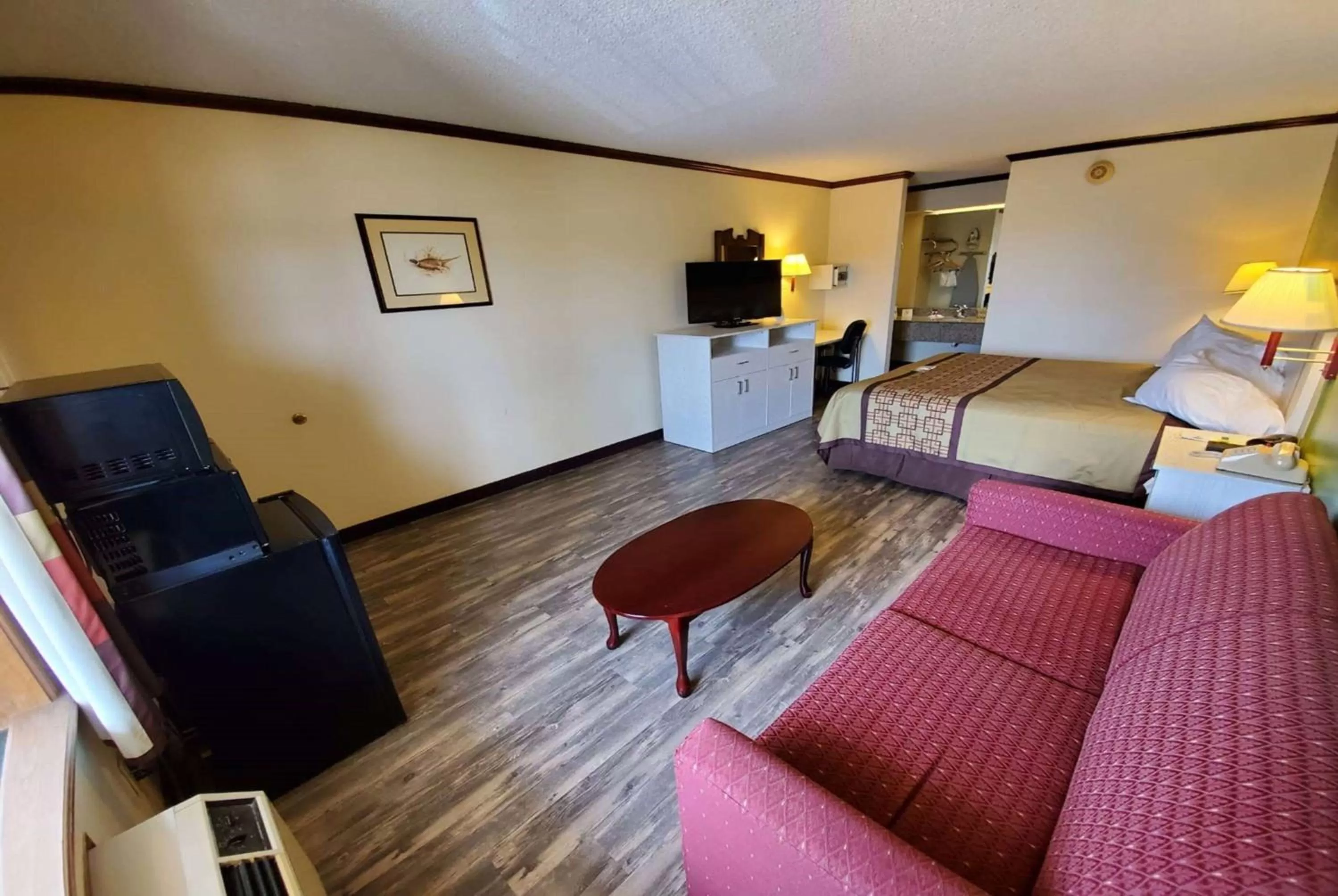 Photo of the whole room, Bed in Days Inn by Wyndham Monett