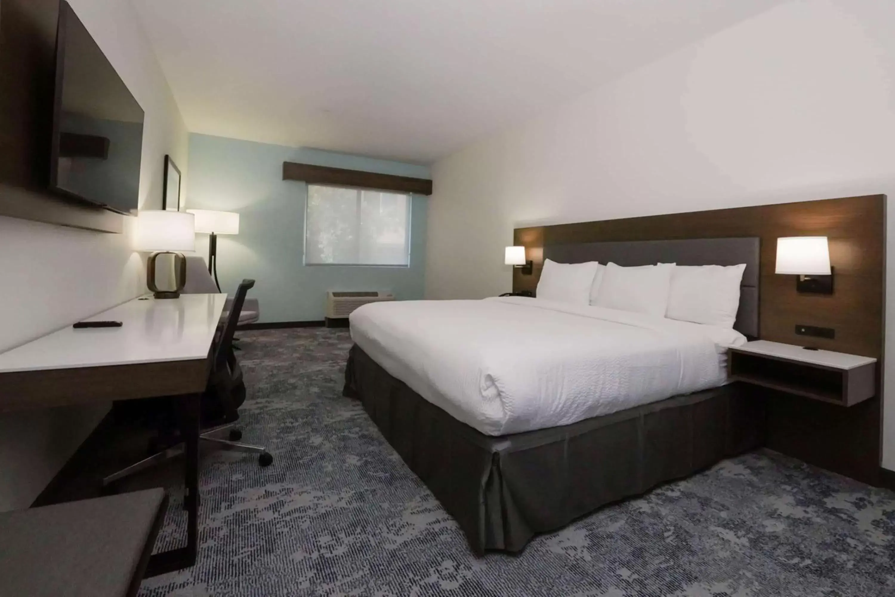 Photo of the whole room, Bed in La Quinta Inn & Suites by Wyndham Santa Cruz