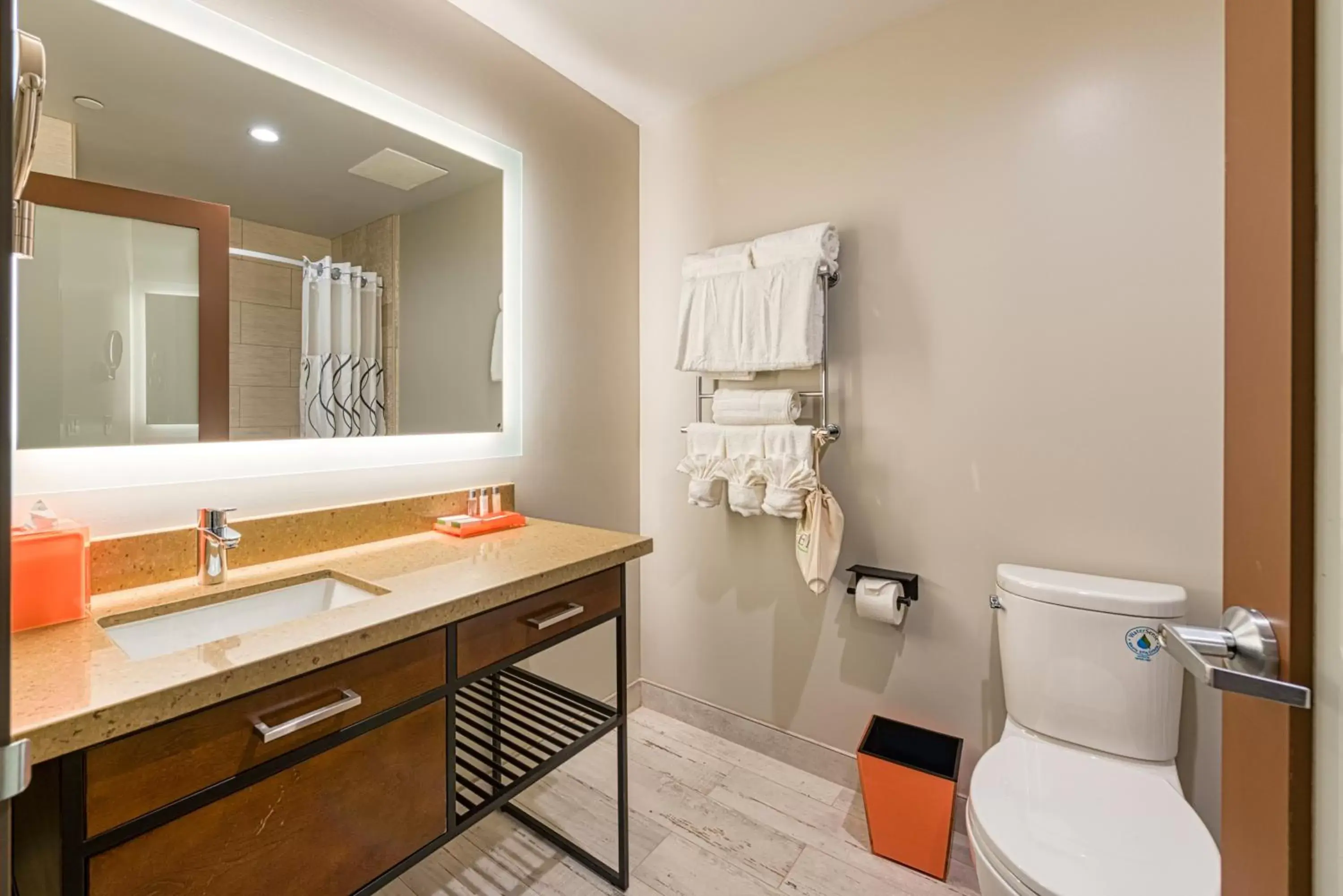 Toilet, Bathroom in Hotel Lexen Newhall & Santa Clarita - Near Six Flags Magic Mountain