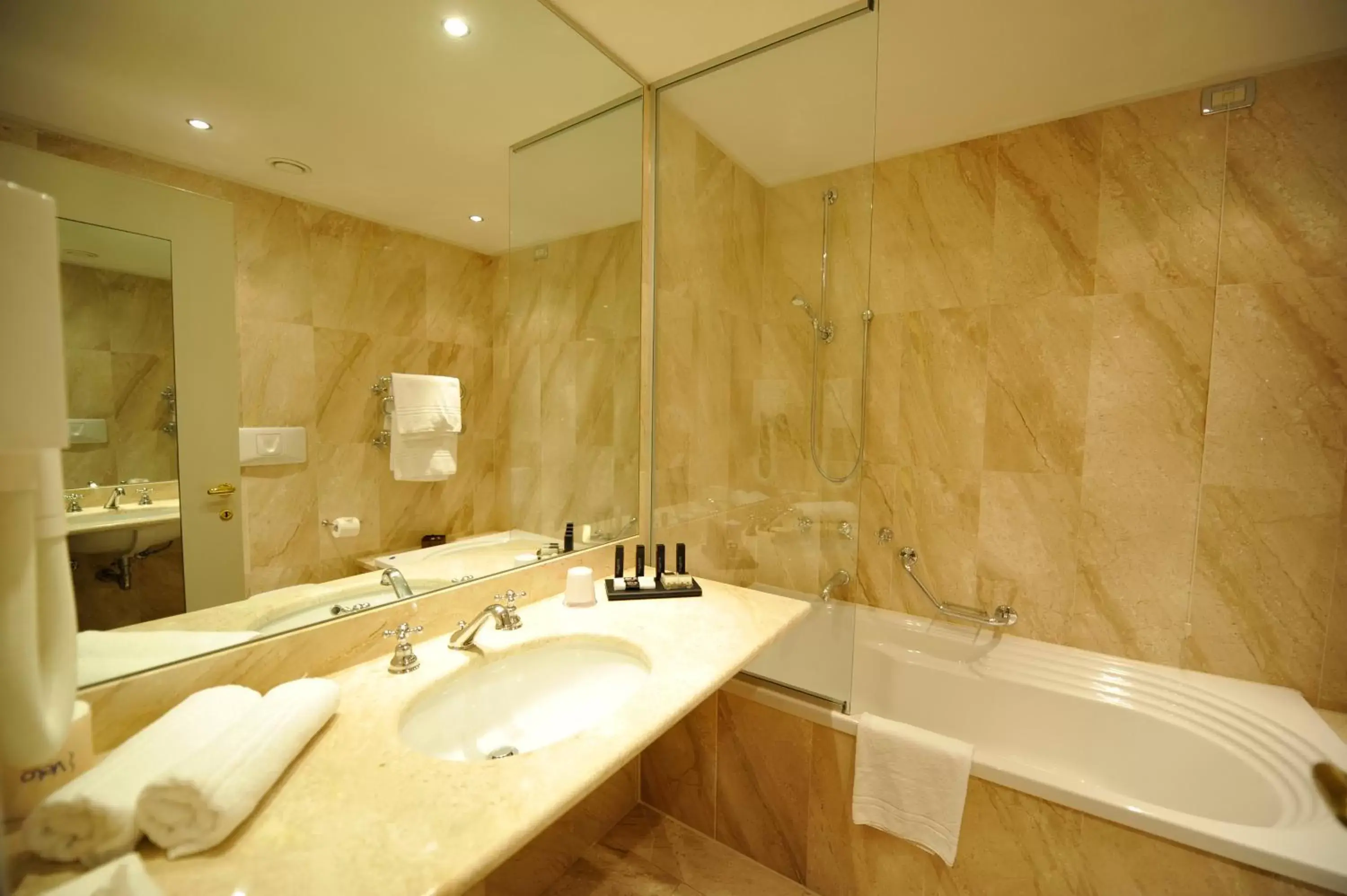 Bathroom in Hotel Acquaviva Del Garda