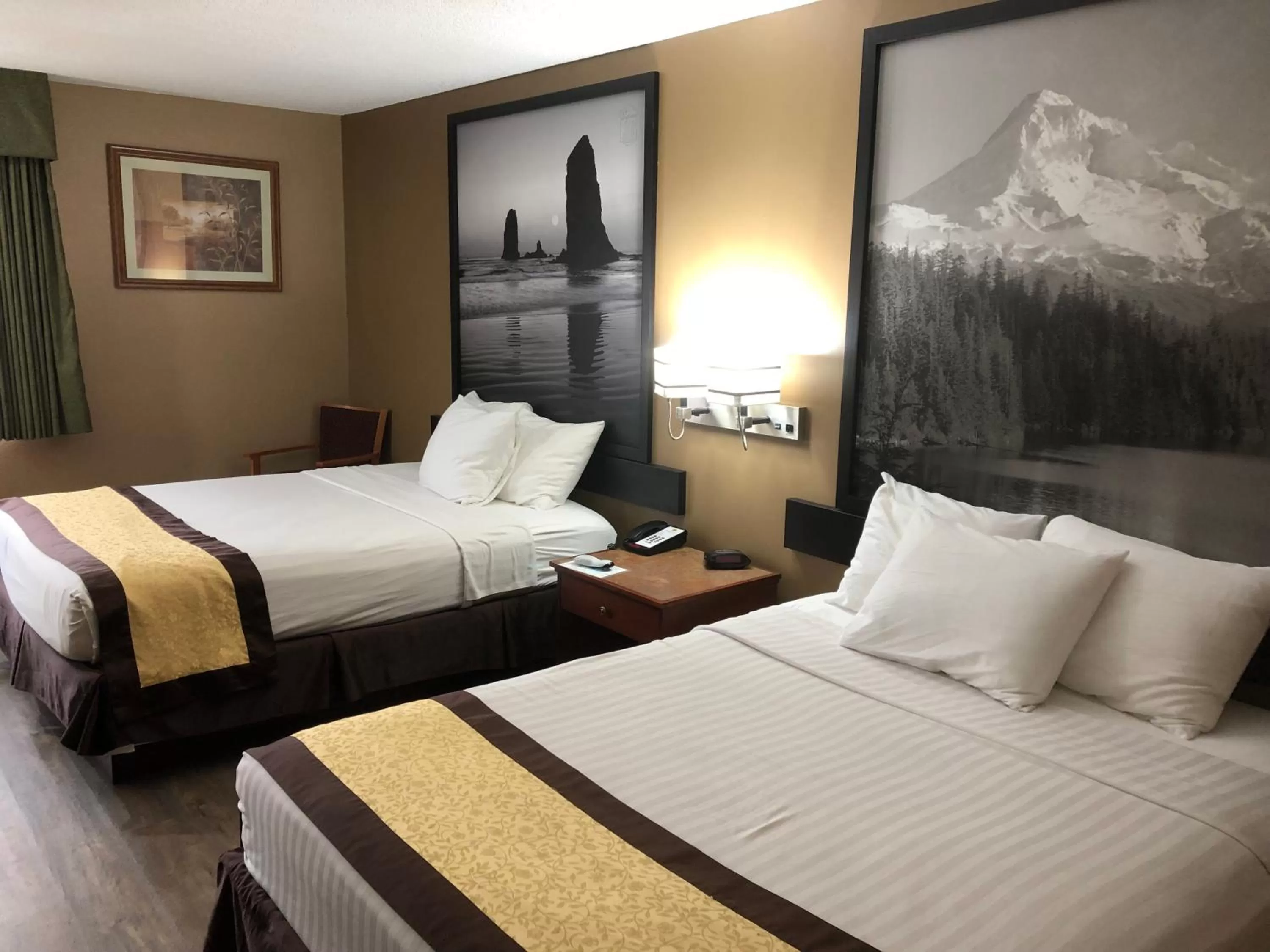 Photo of the whole room, Bed in Super 8 by Wyndham Baker City