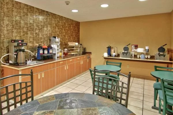 Coffee/tea facilities in Western Skies Inn & Suites