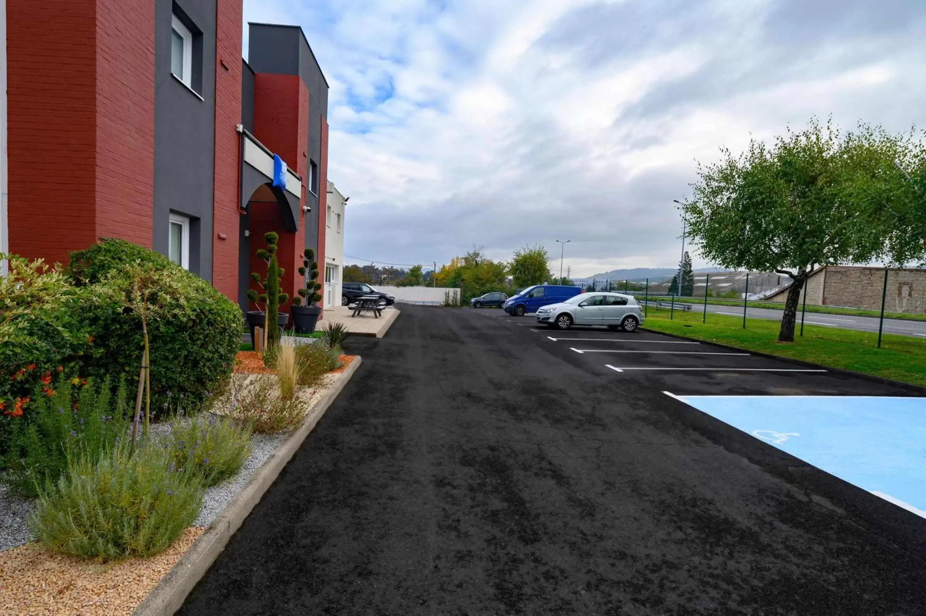 Parking, Swimming Pool in Ibis budget Saint-Étienne stade