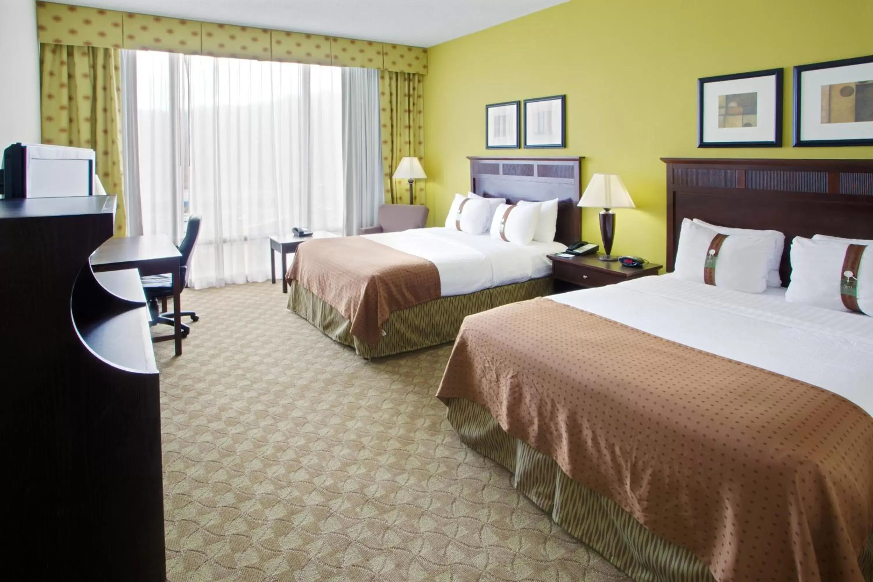 Day, Bed in Holiday Inn Roanoke - Tanglewood Route 419 & I 581, an IHG Hotel