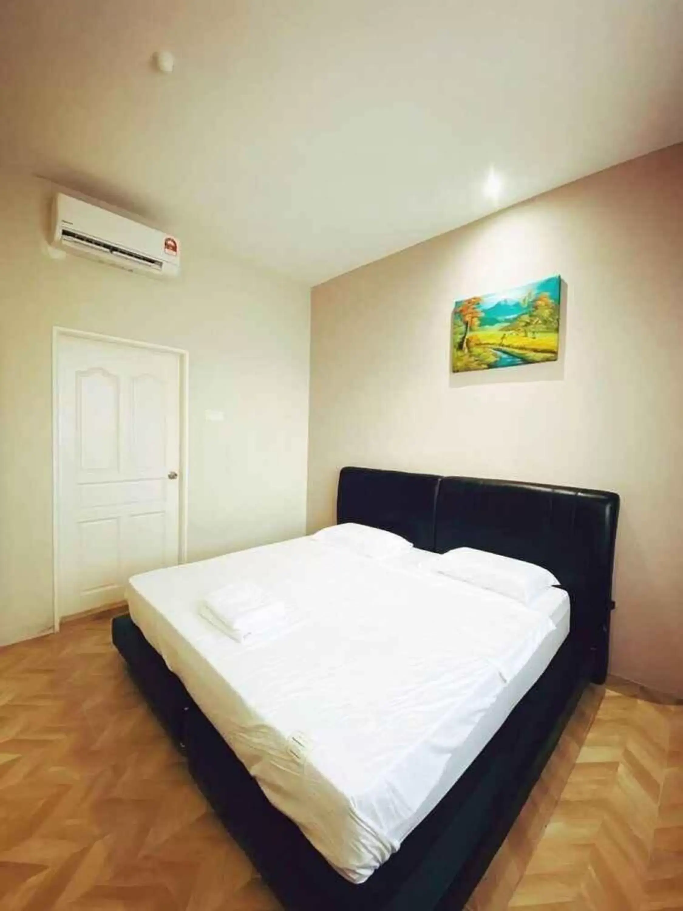 Bedroom, Bed in Townhouse OAK Dz Premier Suite