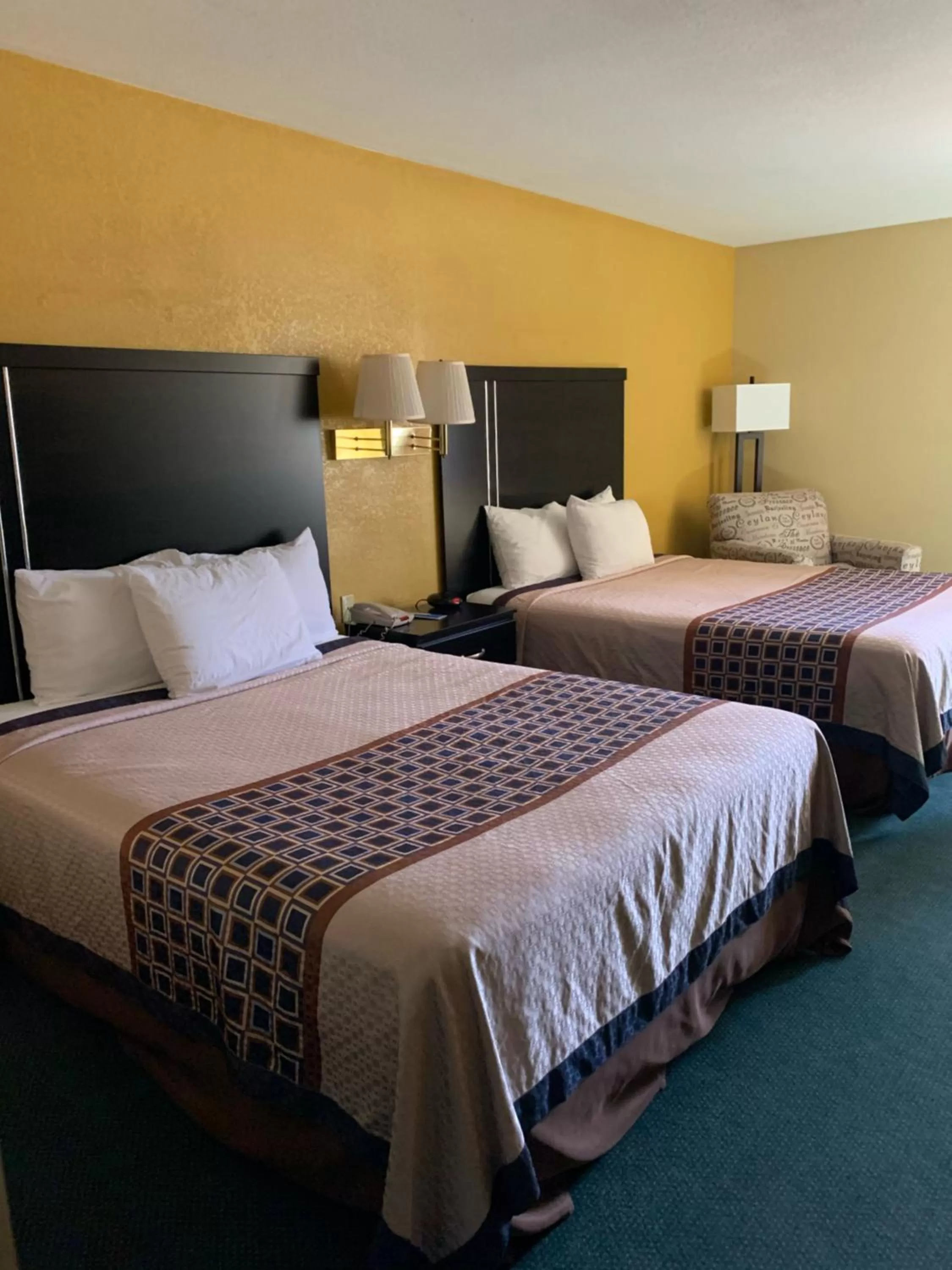Bed in Rodeway Inn & Suites