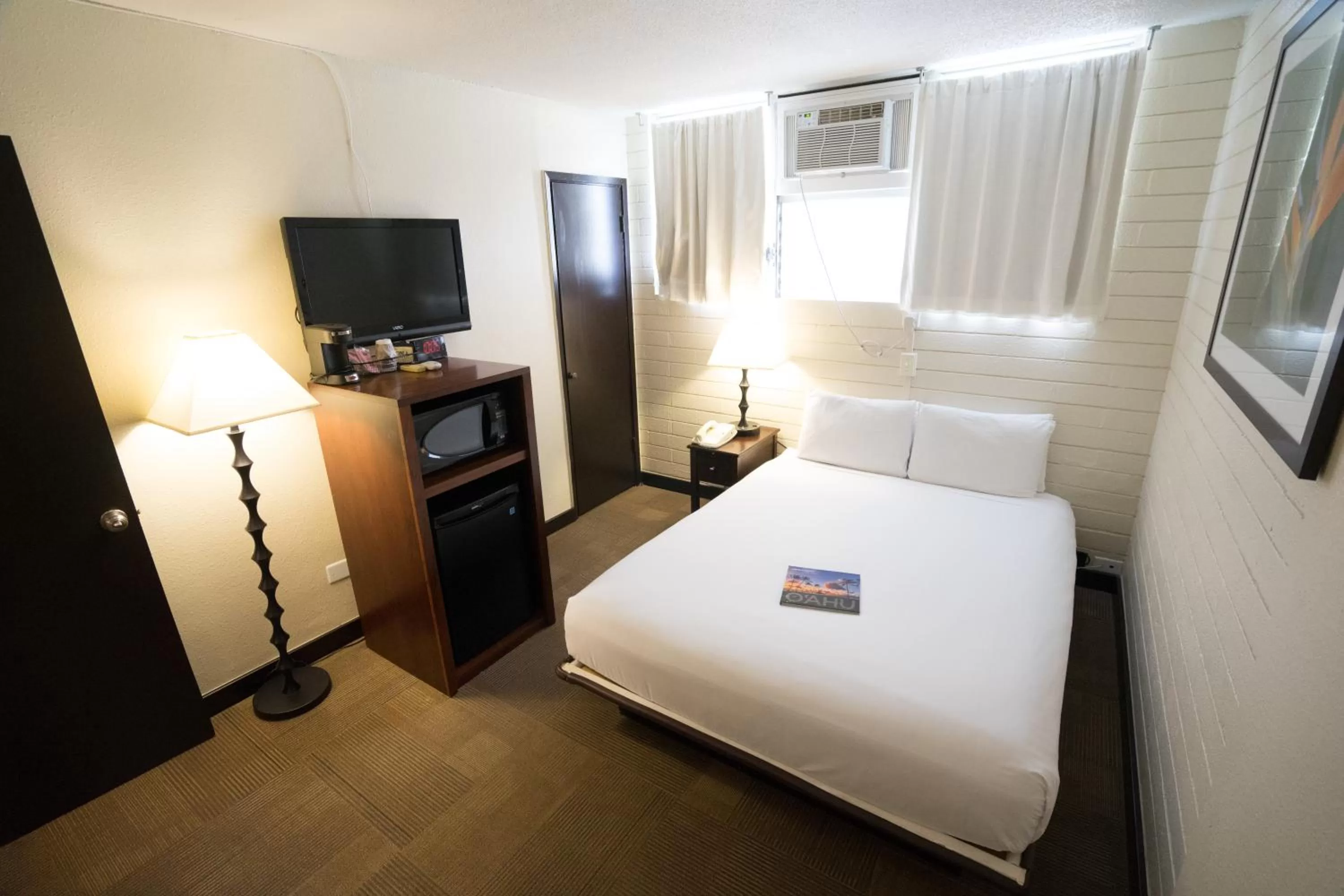 Photo of the whole room, Bed in Stay Hotel Waikiki