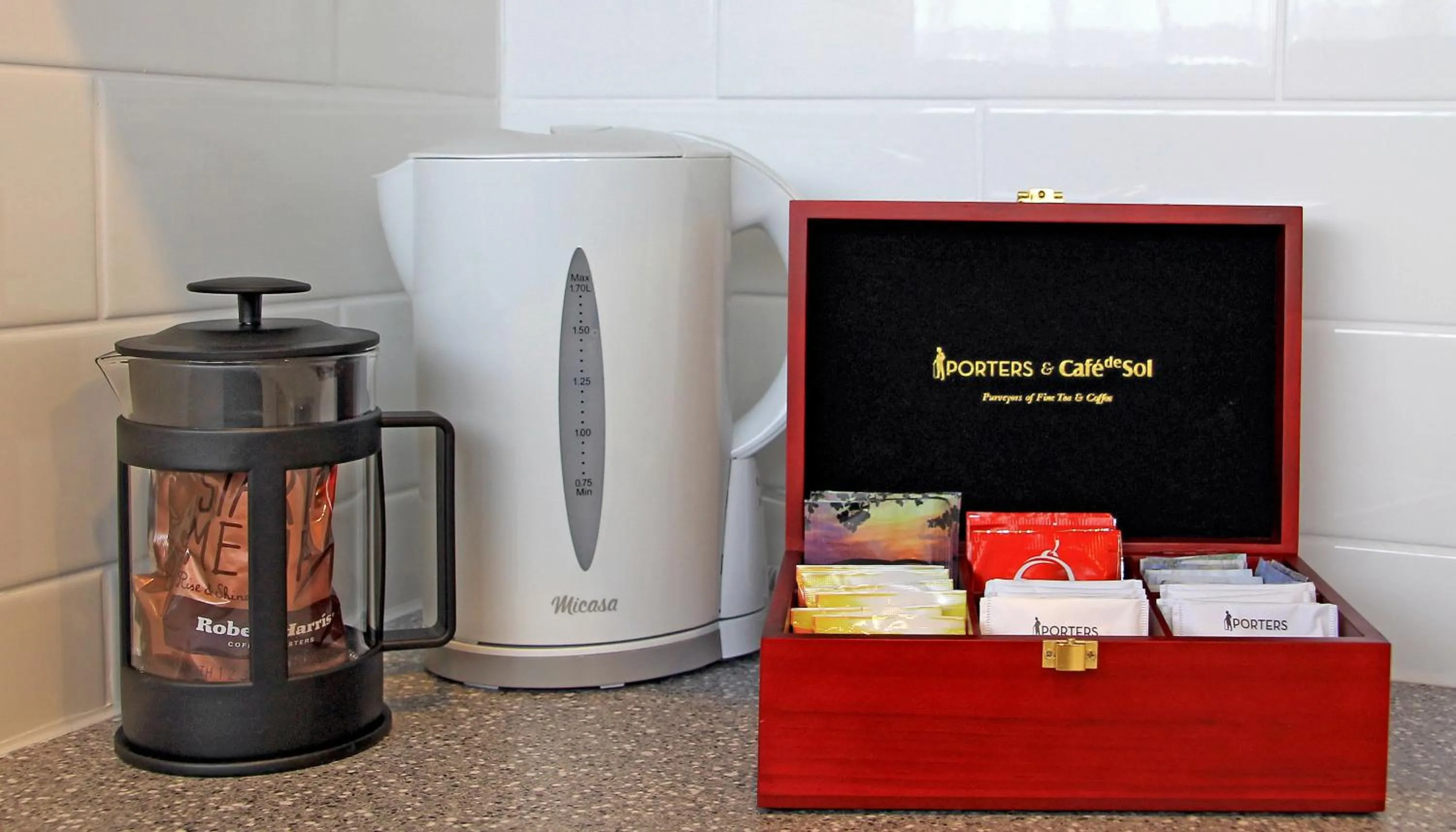 Food and drinks in Acacia Lake View Motel