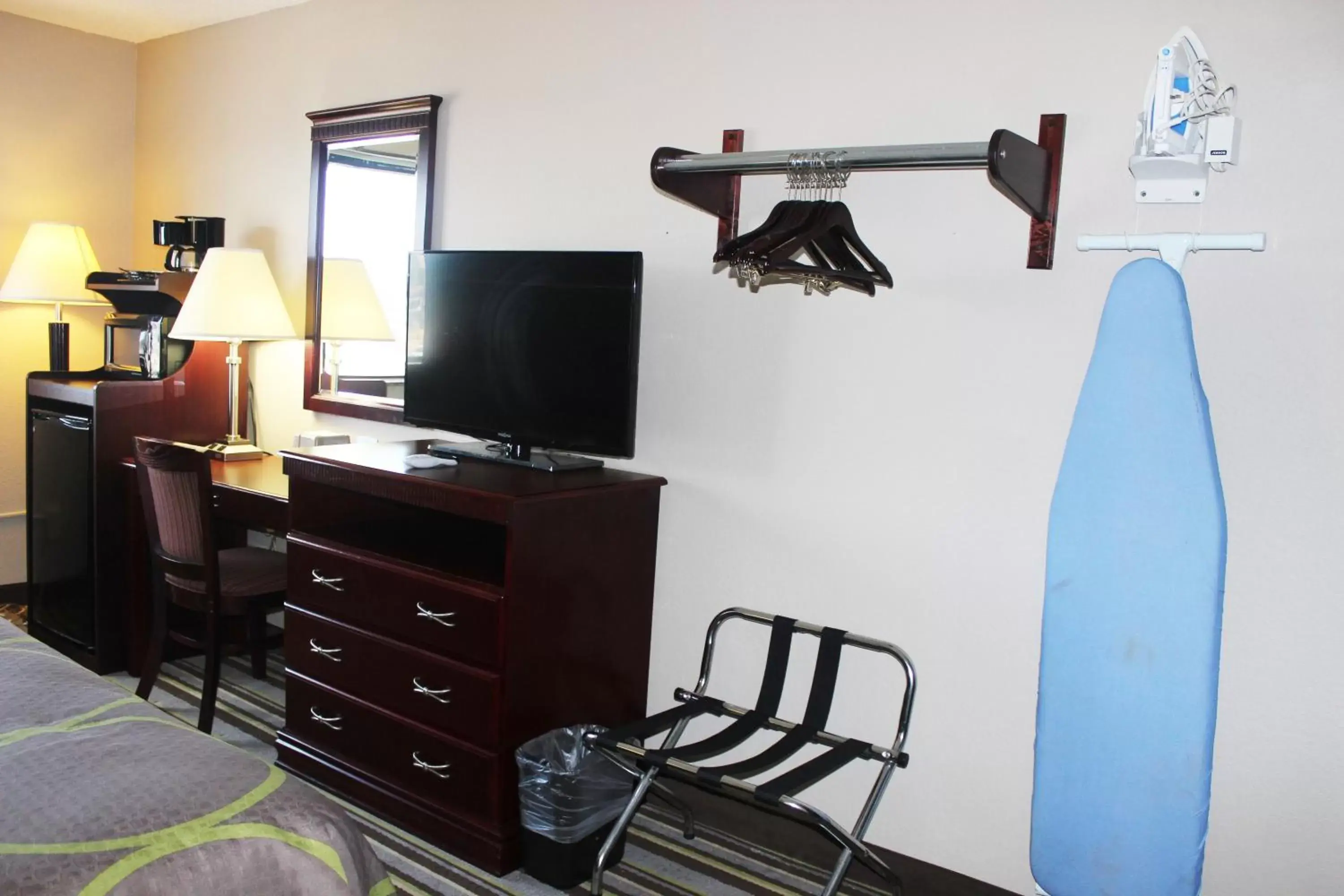 Bedroom, TV/Entertainment Center in Super 8 by Wyndham Tuscaloosa