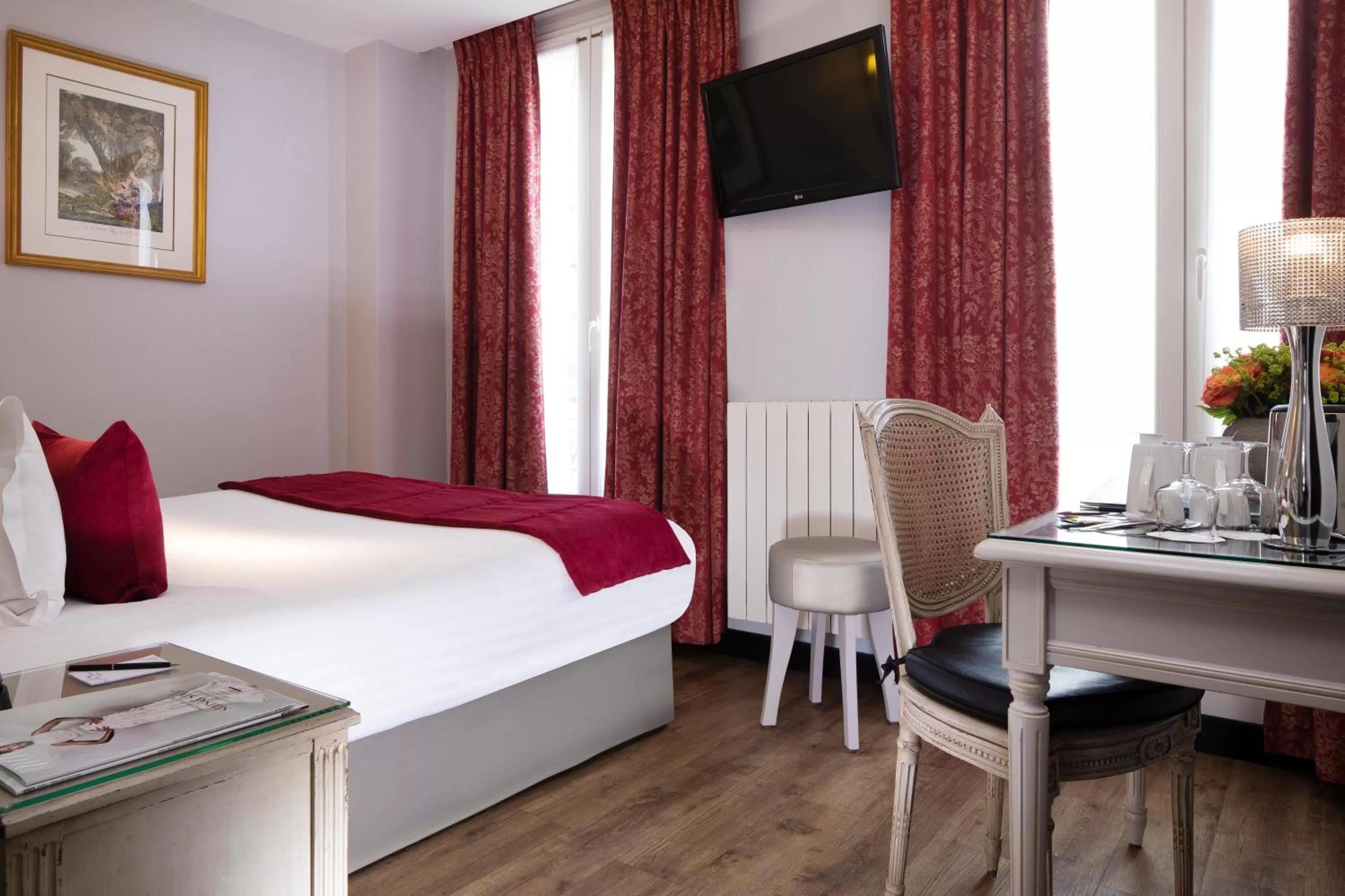 Bedroom, Bed in Hotel Plaza Elysées