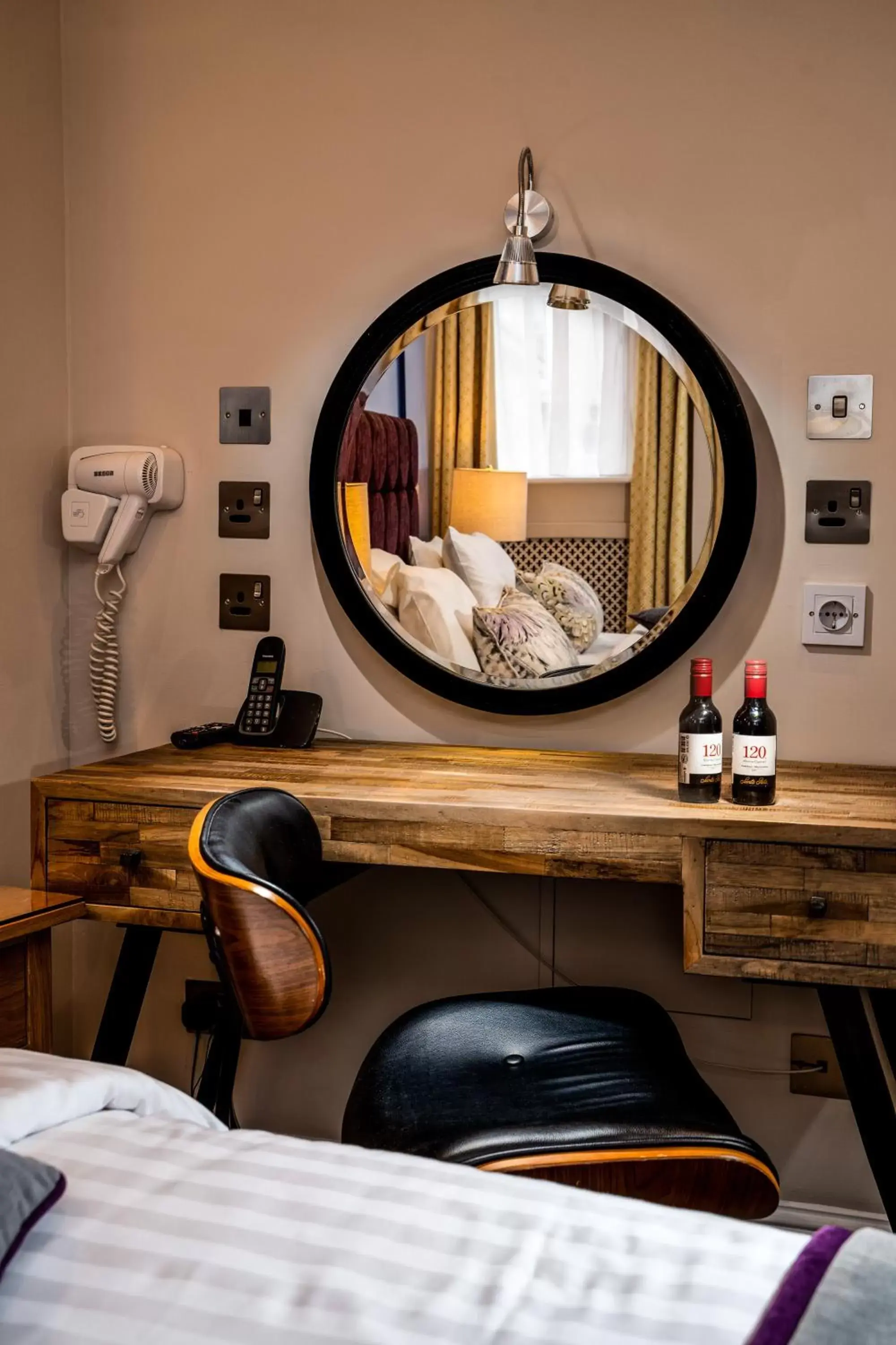 hair dresser, Seating Area in Roxford Lodge Hotel