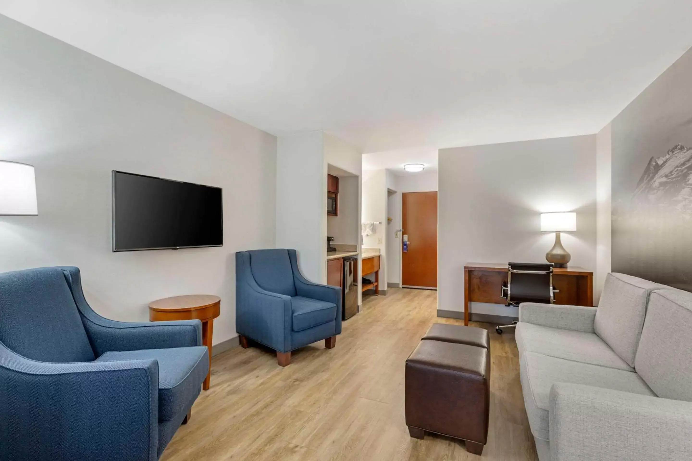 Bedroom, Seating Area in Comfort Suites Golden West on Evergreen Parkway