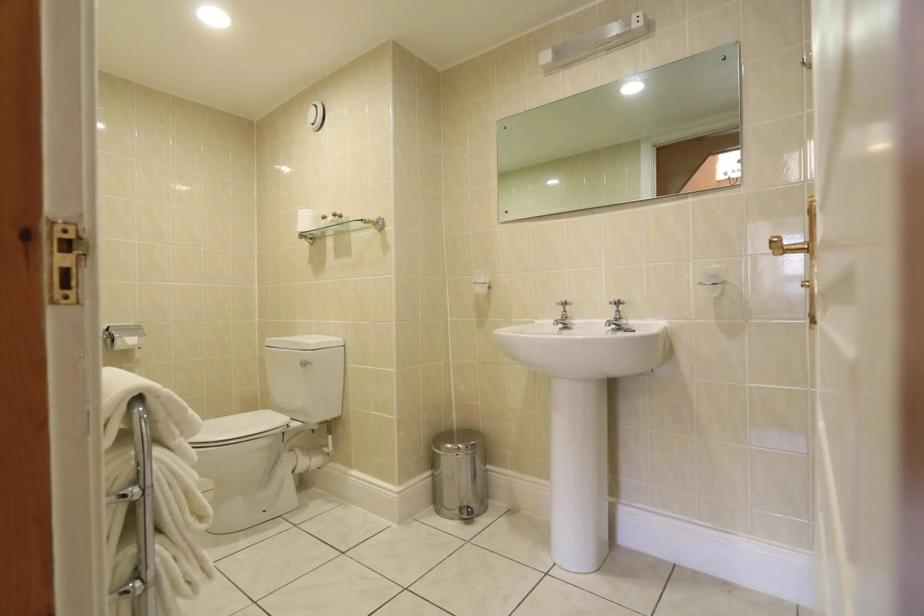 Bathroom in Centre Of Britain Hotel