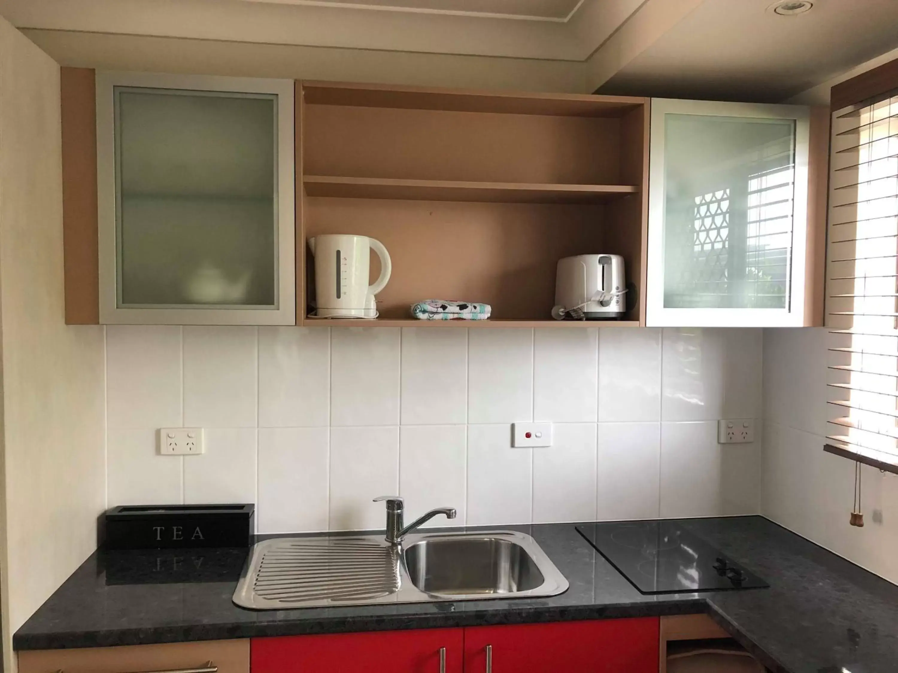 Coffee/tea facilities, Kitchen/Kitchenette in Hervey Bay Motel