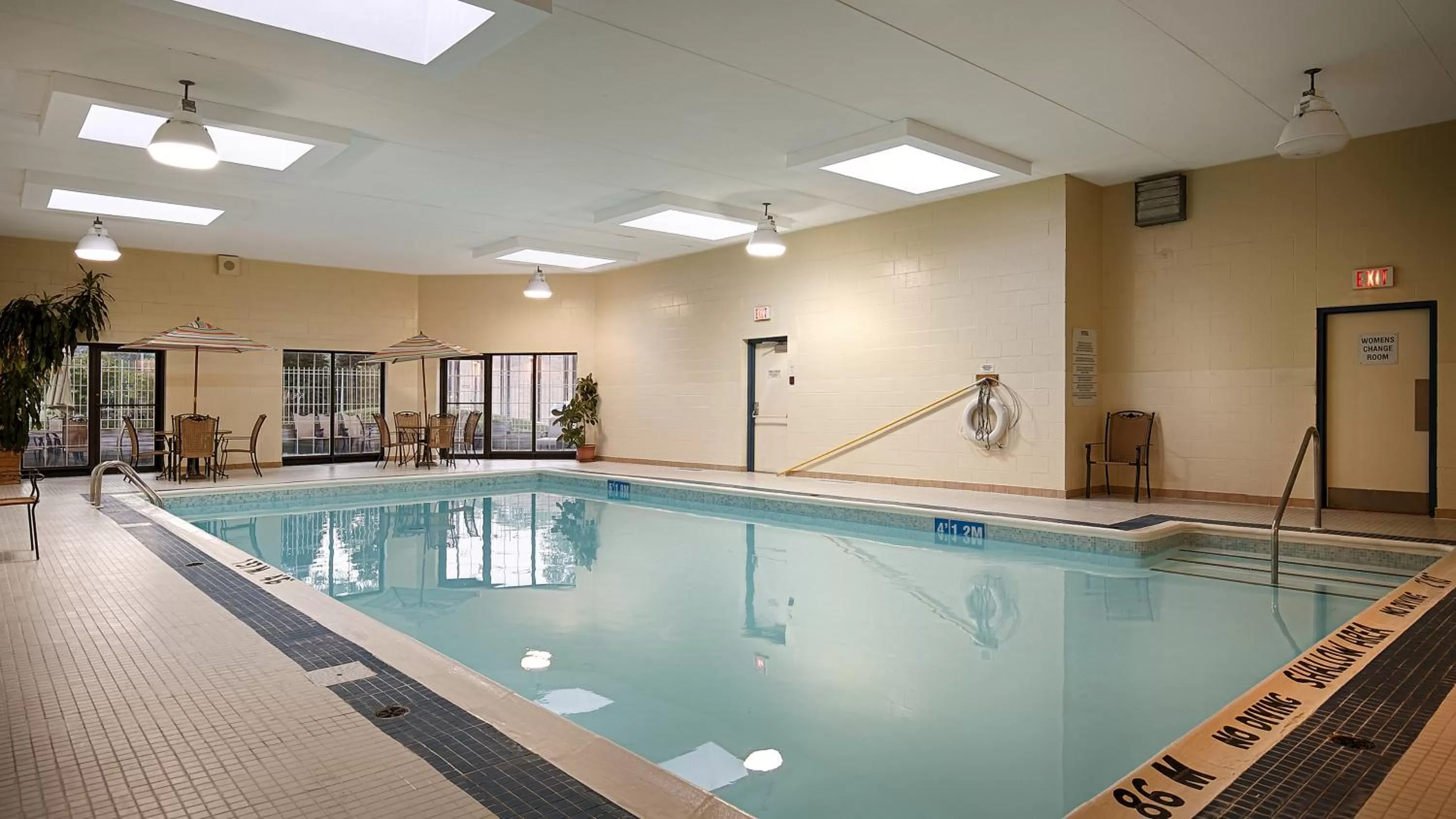 Swimming pool in Best Western Plus Otonabee Inn