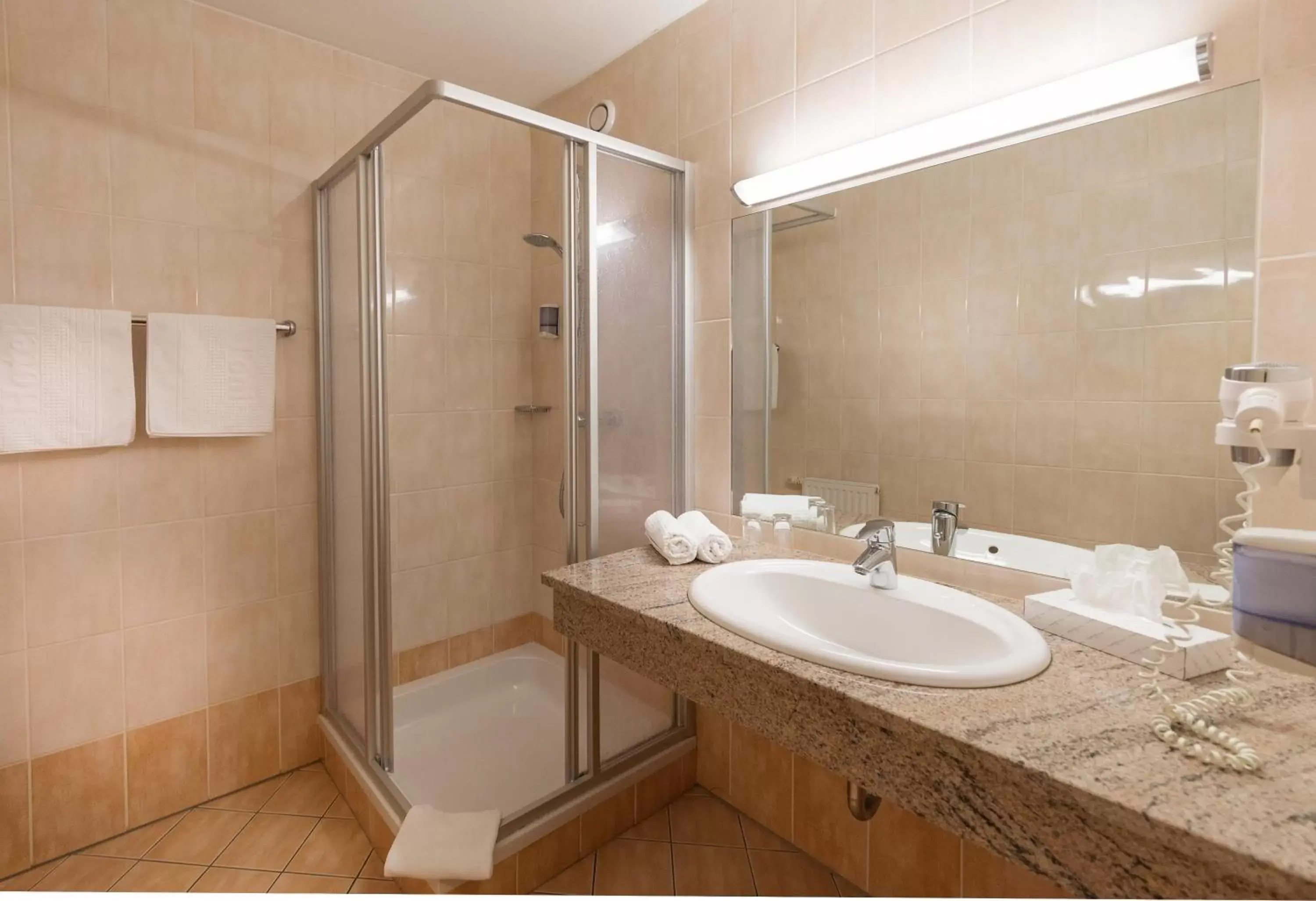Shower, Bathroom in Hotel TONI inklusive Zell am See - Kaprun Sommerkarte