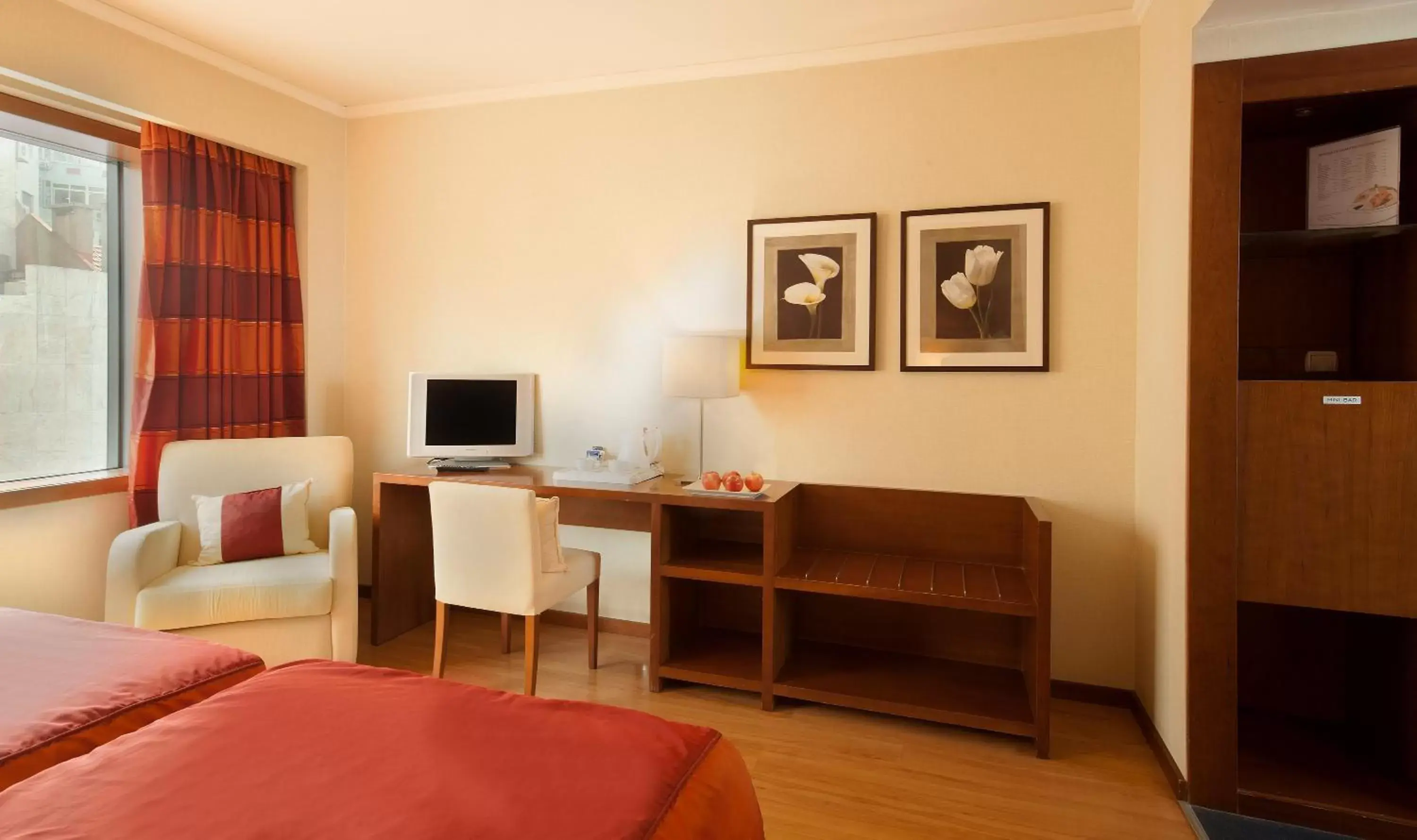 Bed, TV/Entertainment Center in TURIM Europa Hotel