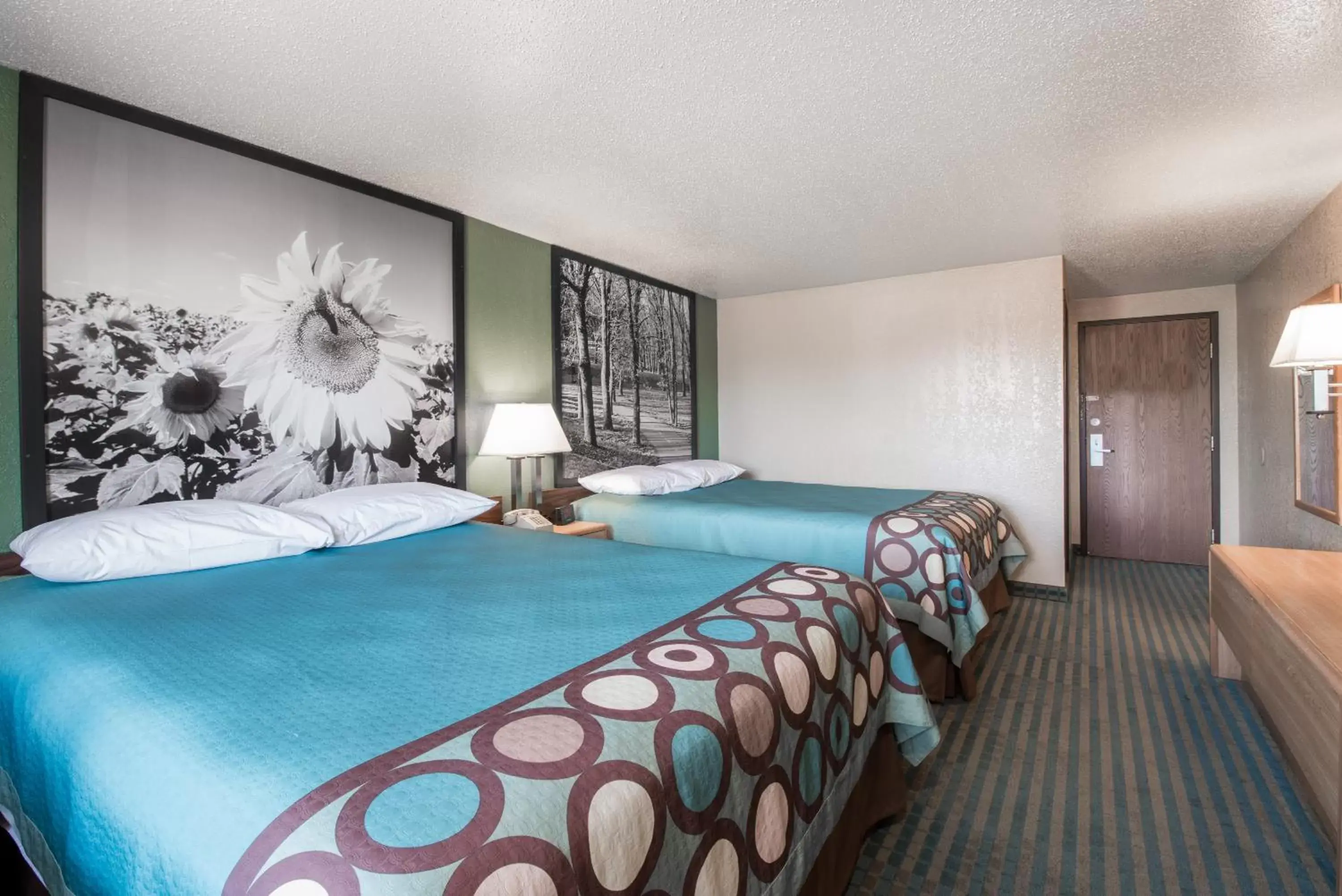 Photo of the whole room, Bed in Super 8 by Wyndham Devils Lake