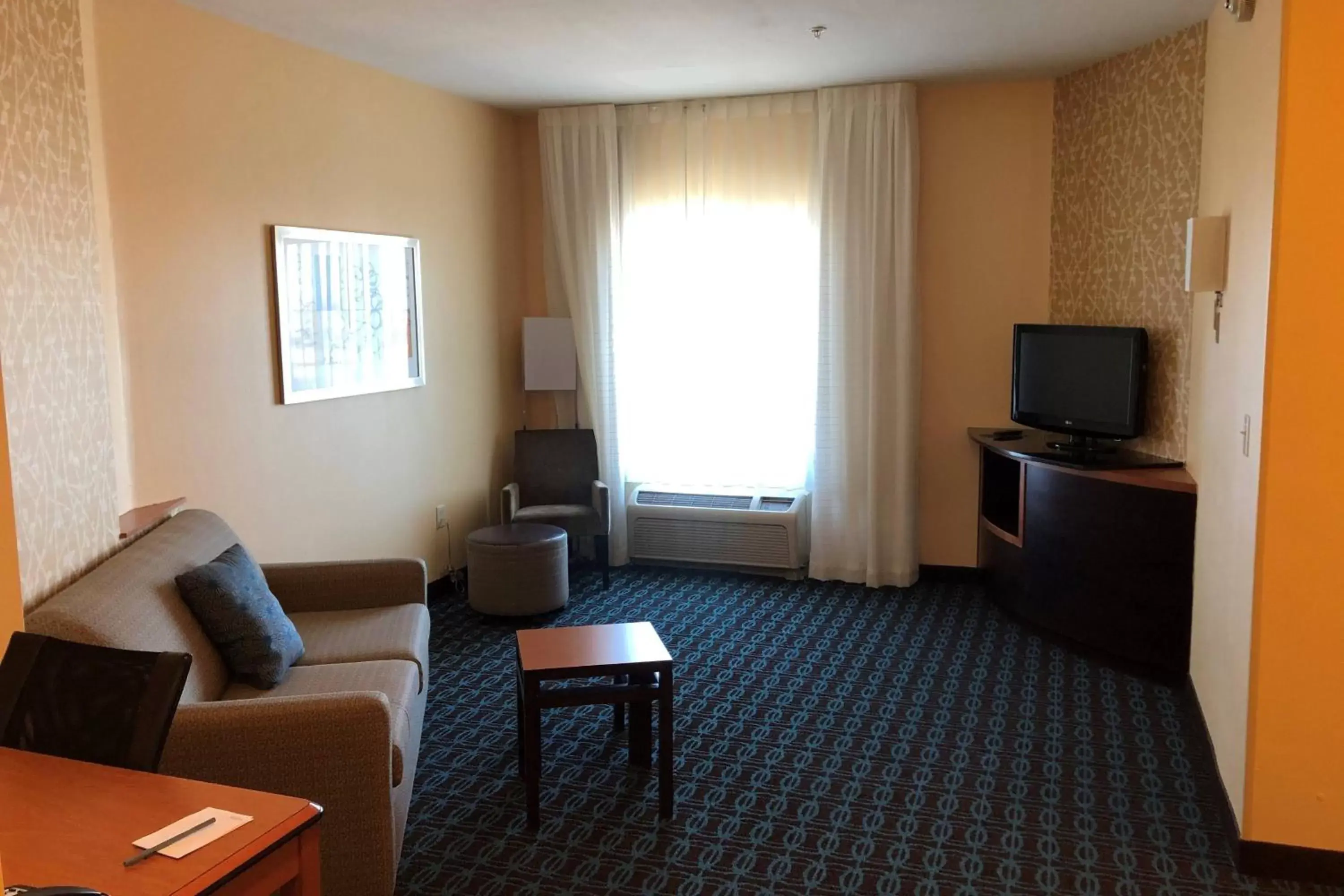 Living room, Seating Area in Fairfield Inn and Suites by Marriott Oklahoma City Airport