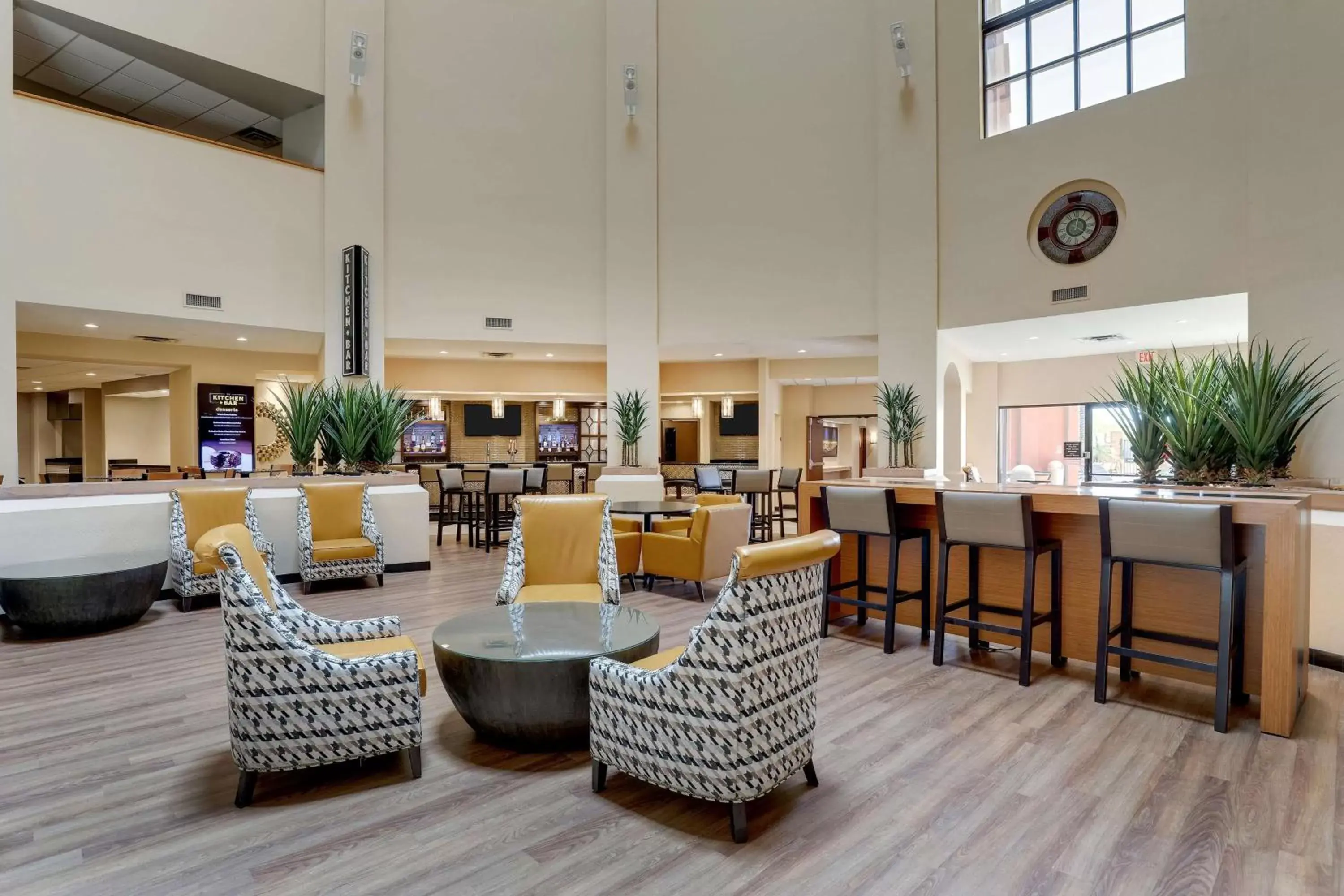 Lobby or reception, Lounge/Bar in Drury Inn & Suites Phoenix Airport