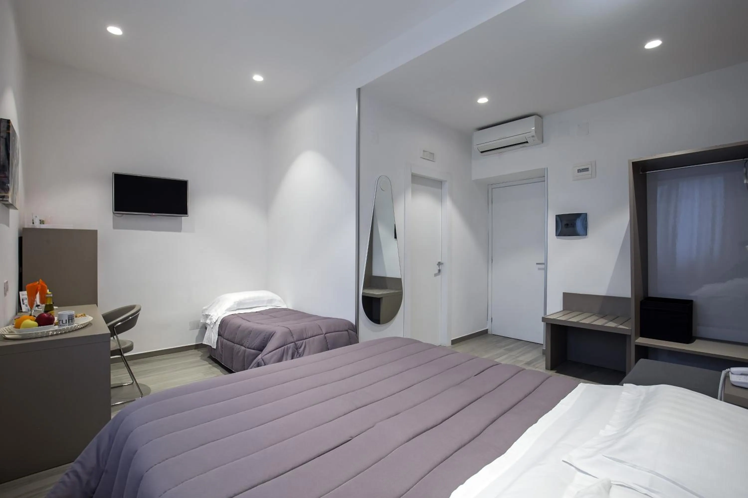 Photo of the whole room, Bed in Hotel Bruman Salerno