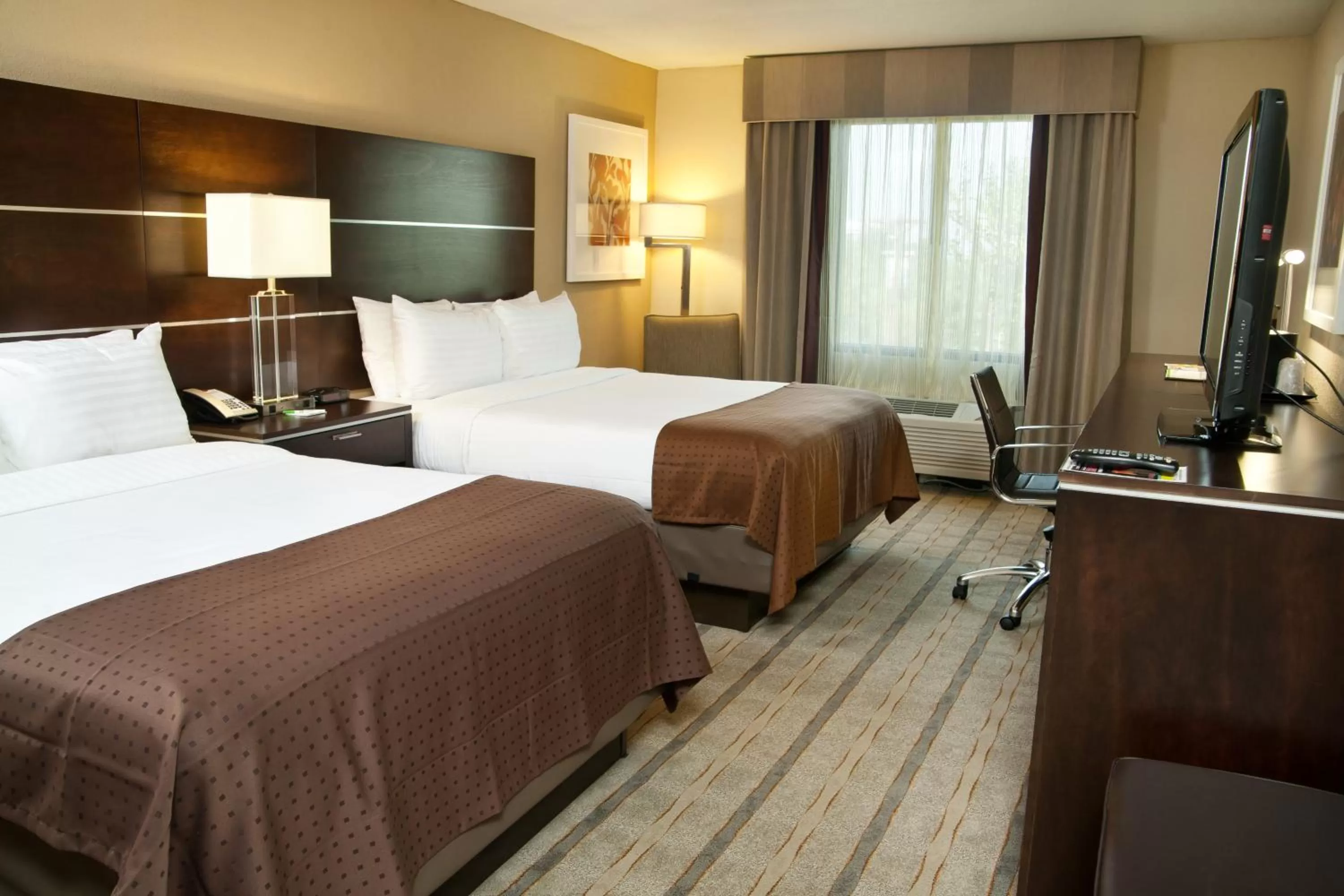 Photo of the whole room, Bed in Holiday Inn Charlotte Airport by IHG