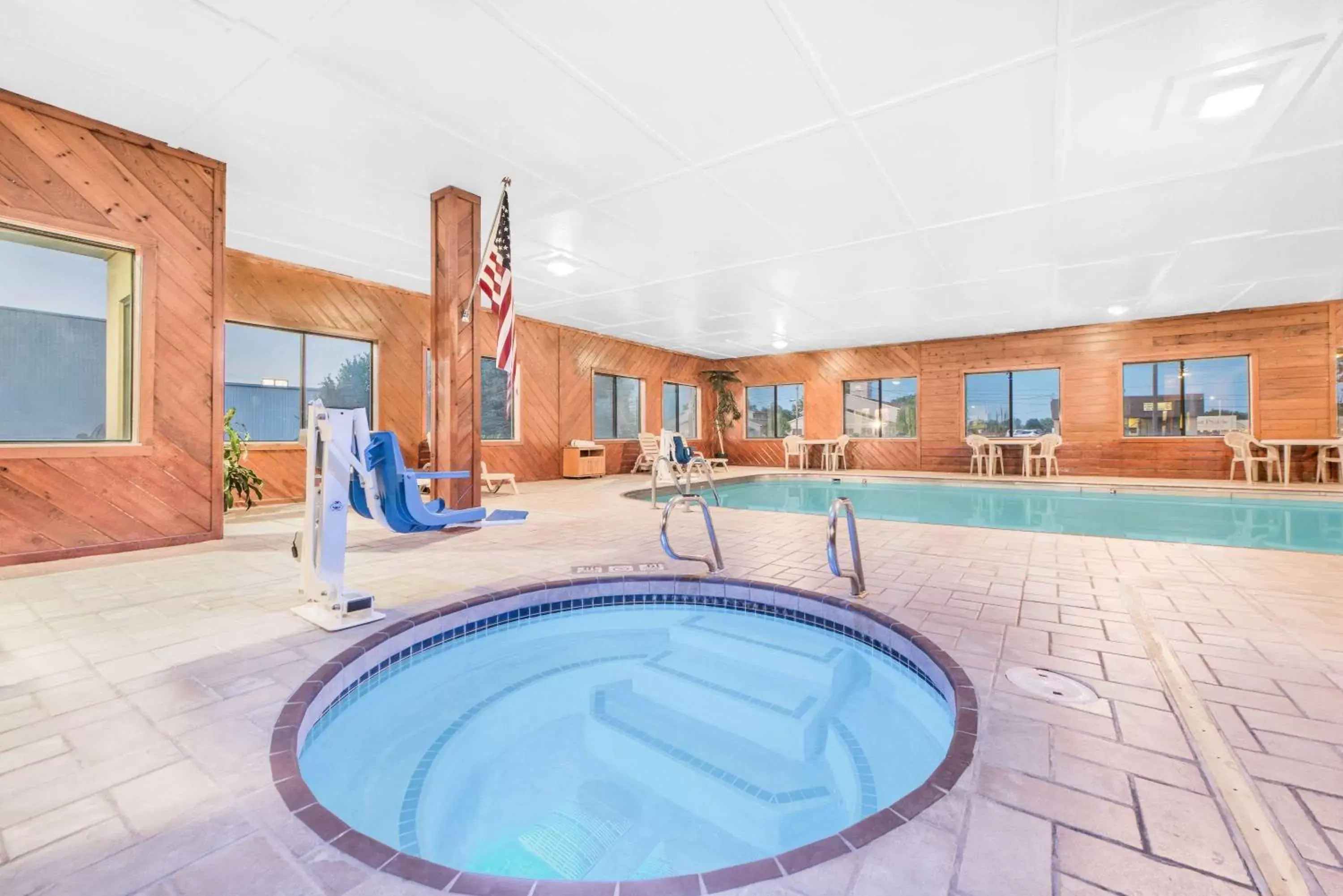 Hot Tub, Swimming Pool in Super 8 by Wyndham Ottumwa