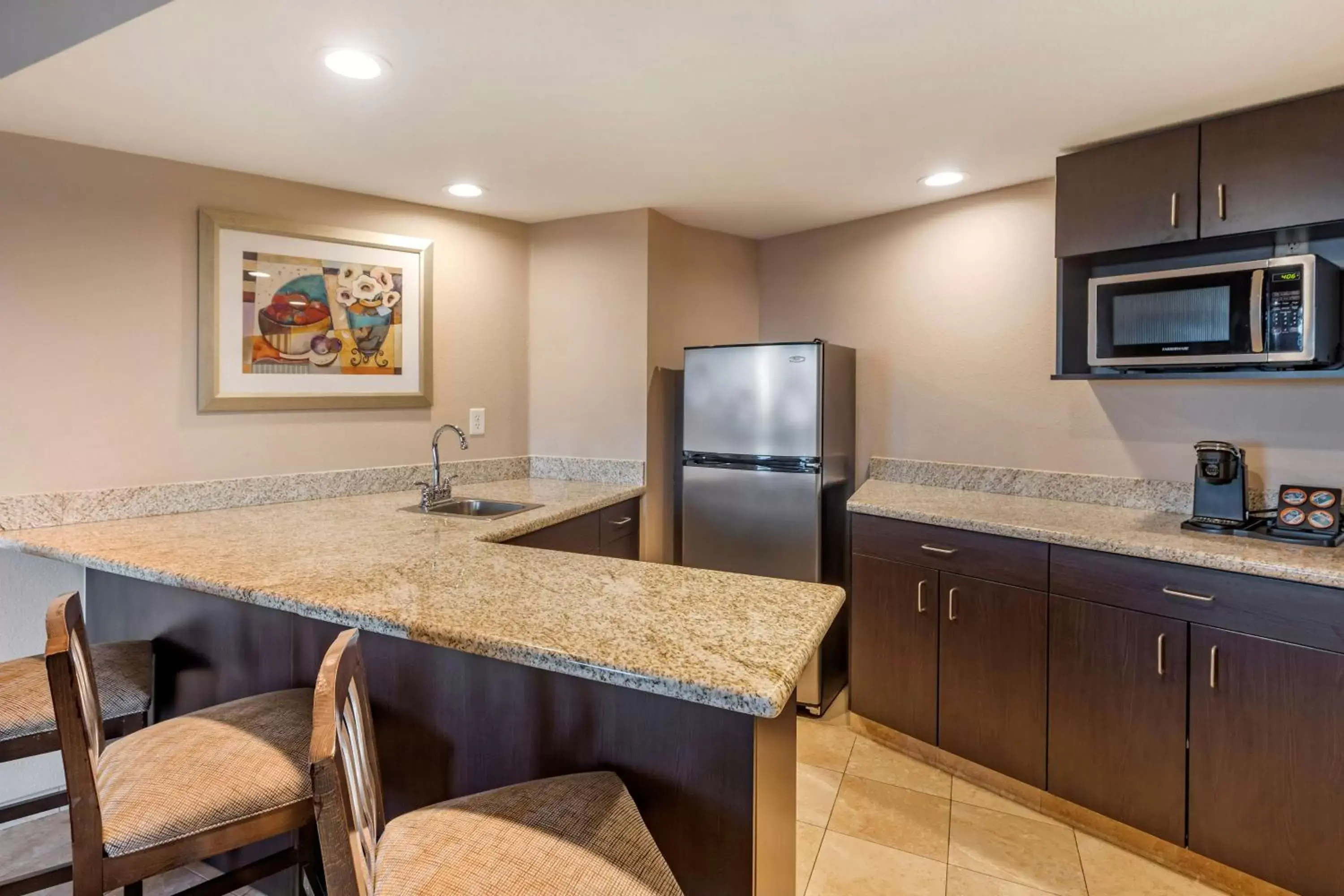 Photo of the whole room, Kitchen/Kitchenette in Best Western Plus Las Vegas South Henderson