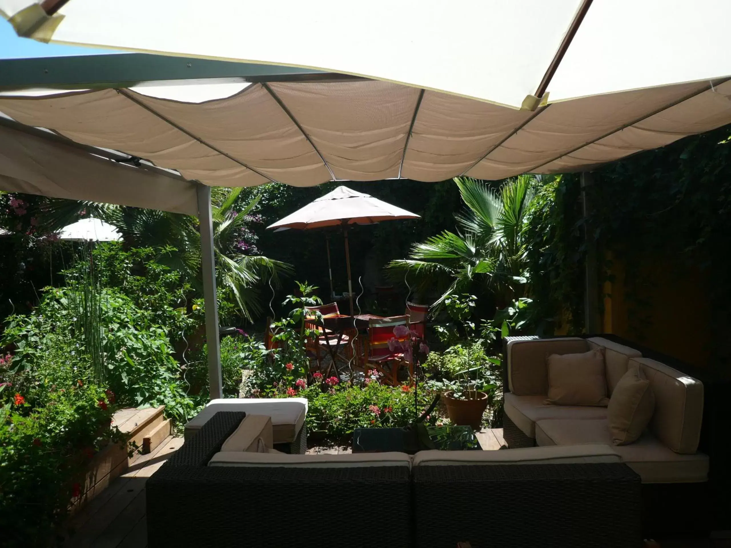 Patio in Hotel des Arceaux