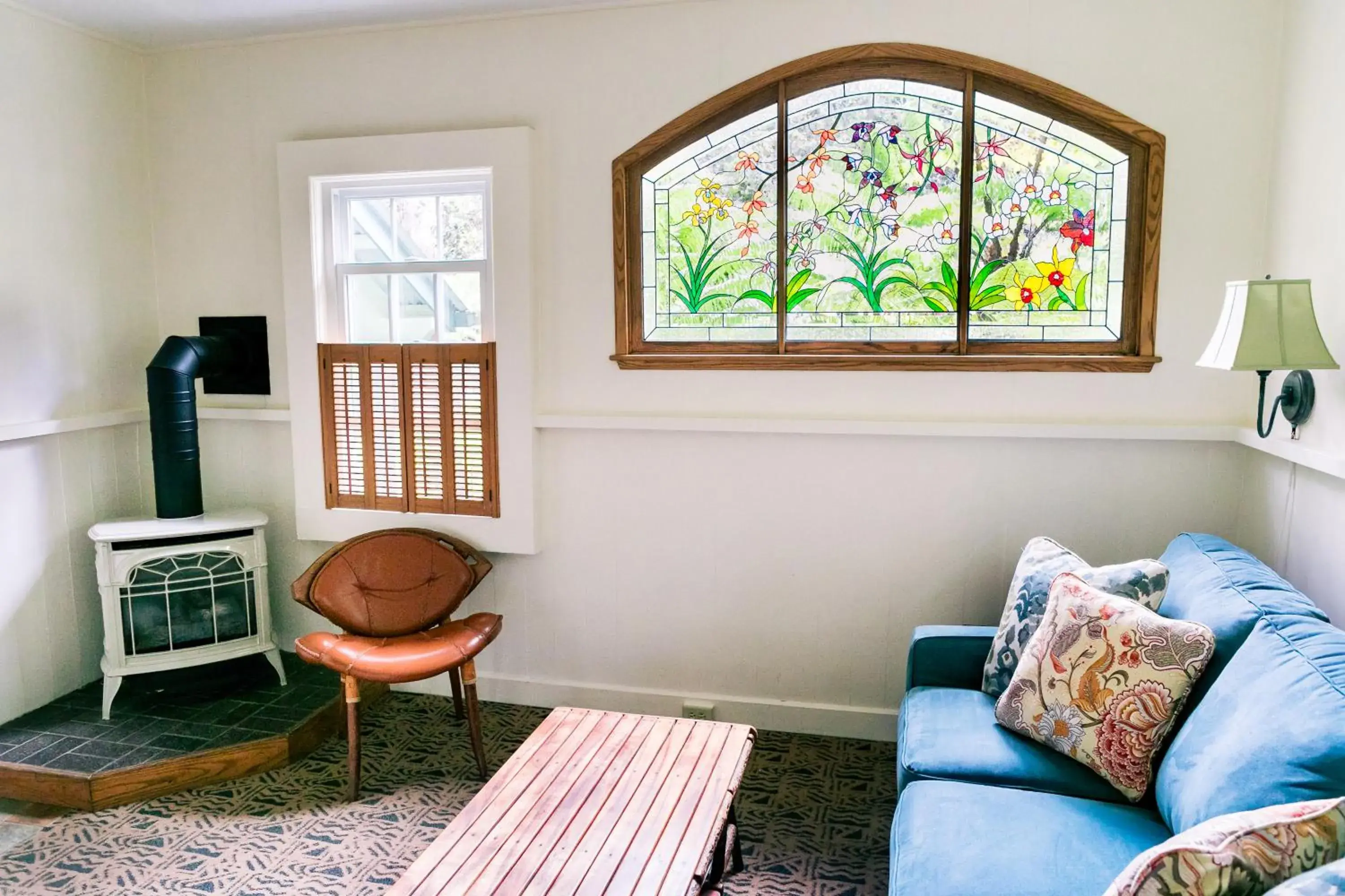 Communal lounge/ TV room, Seating Area in Kilauea Lodge and Restaurant