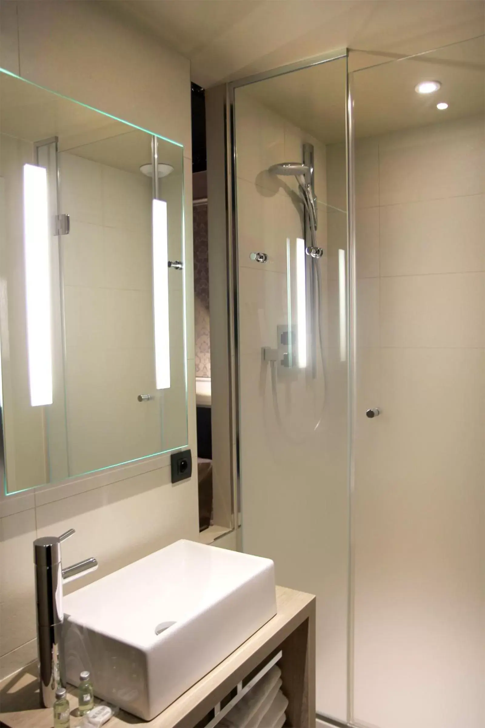 Shower, Bathroom in Best Western Le Montmartre – Saint Pierre