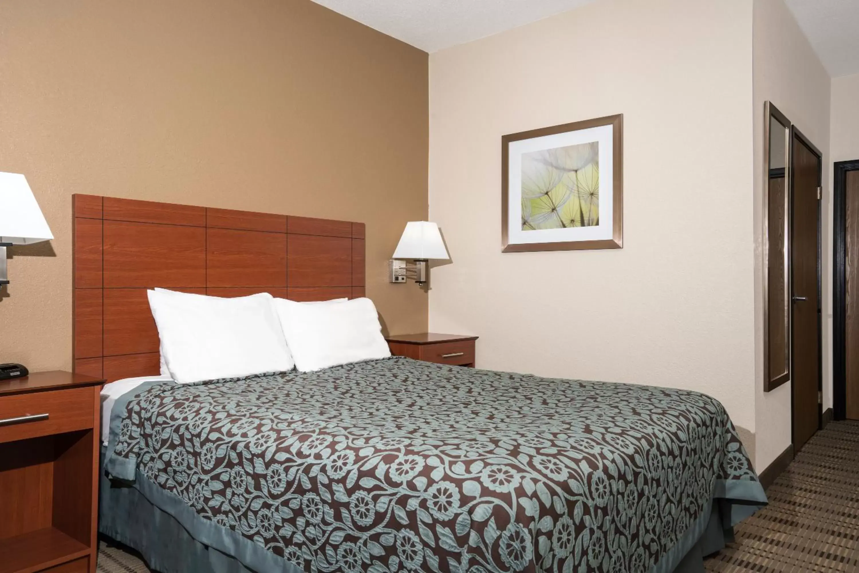 Bed in Days Inn by Wyndham Mankato