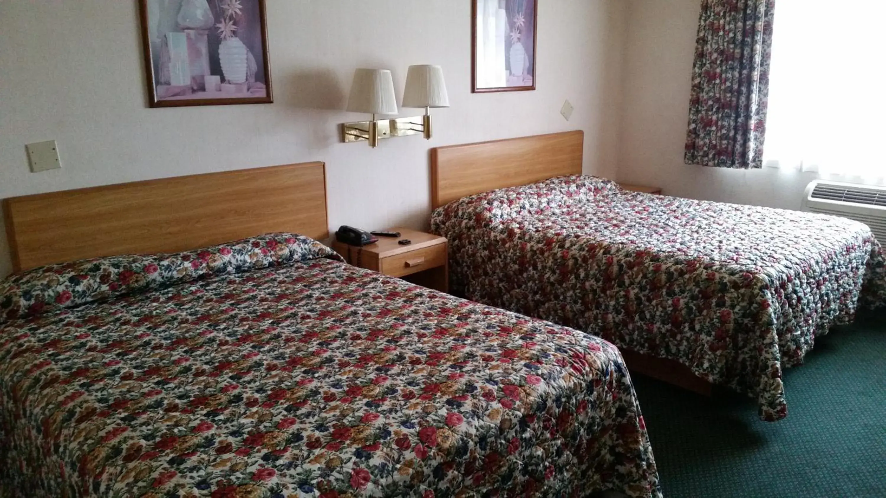 Bed in Economy Inn Motel Sylmar