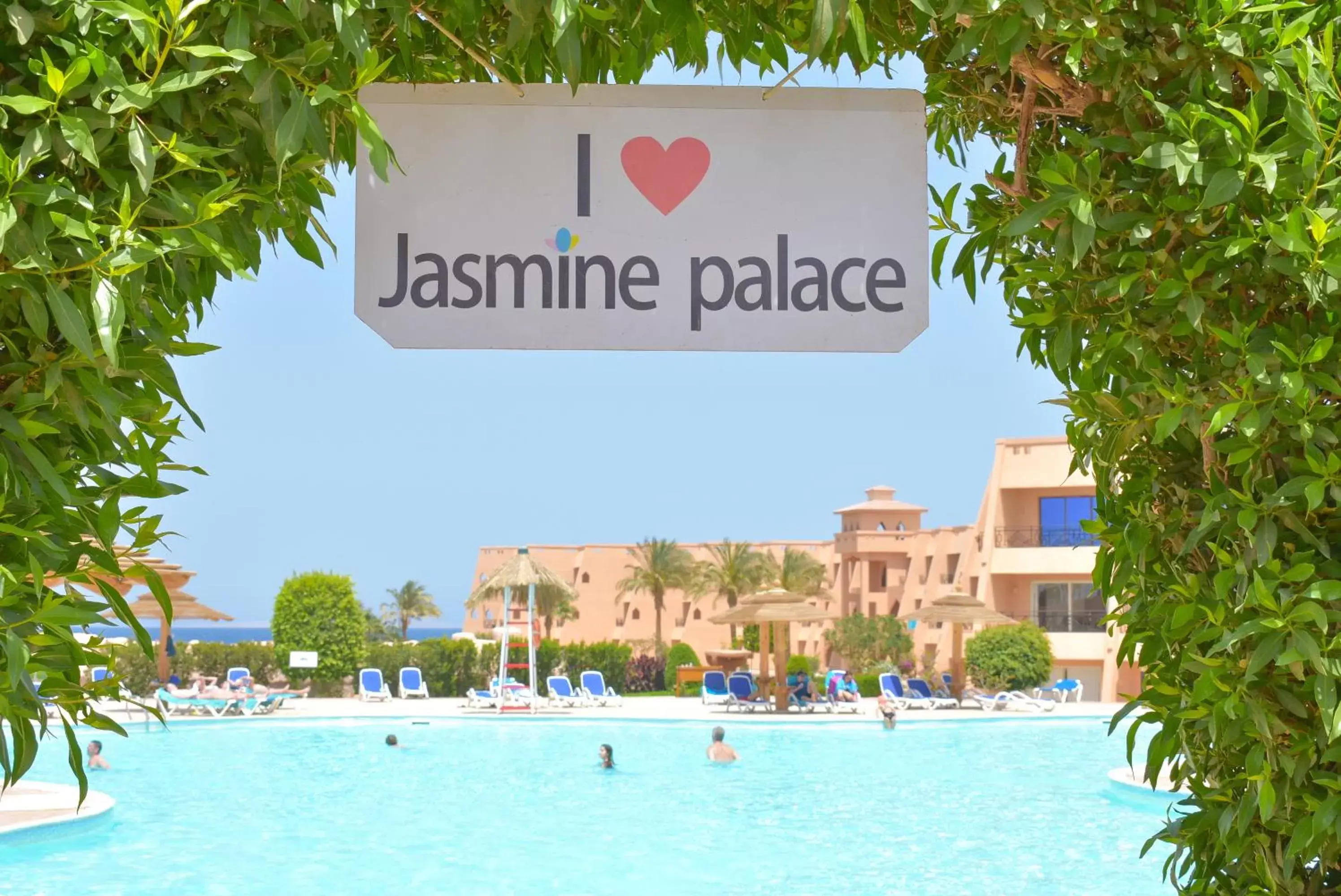 Swimming pool in Jasmine Palace Resort