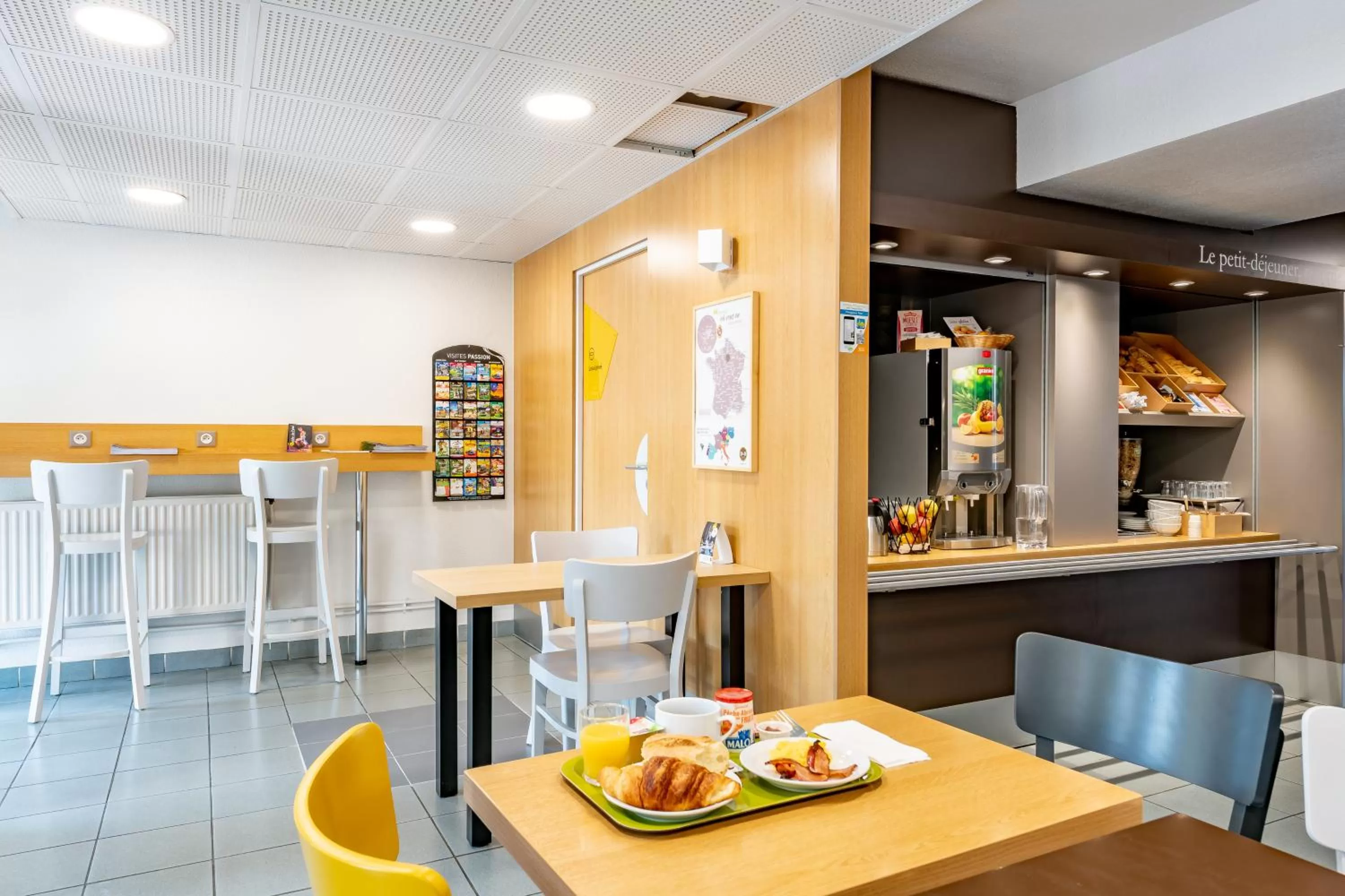 Buffet breakfast in B&B HOTEL Périgueux Boulazac