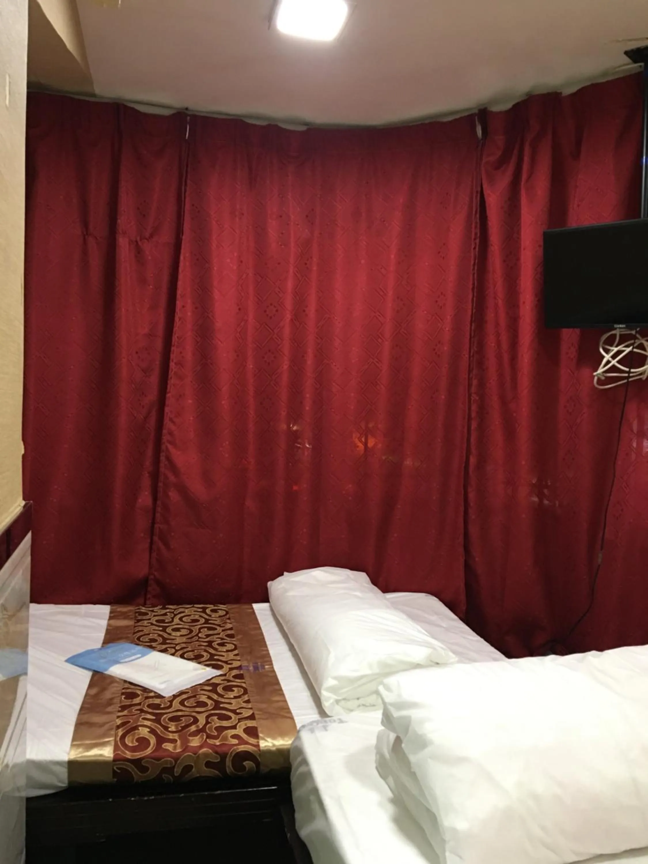 Bed in Temple Street Hotel