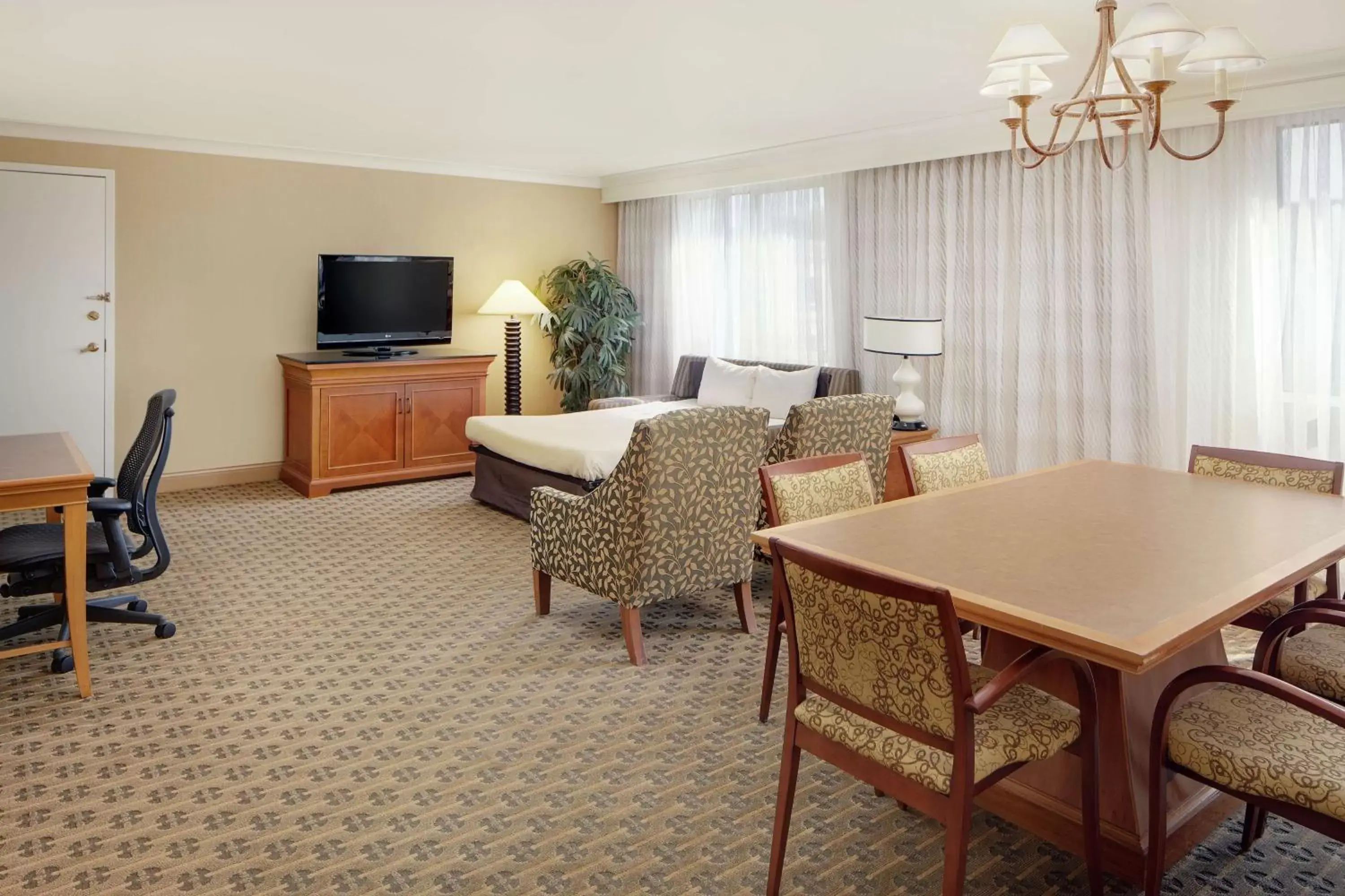 Bedroom, Dining Area in Hilton Seattle Airport & Conference Center