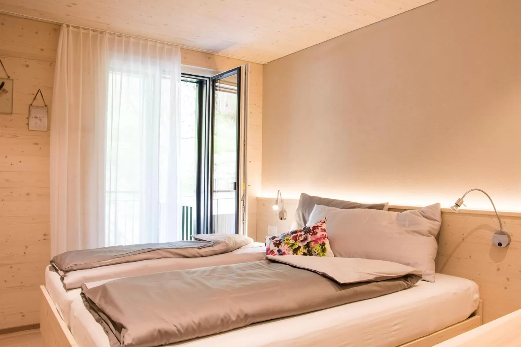 Photo of the whole room, Bed in kroneLODGE - Self-Check-In Hotel