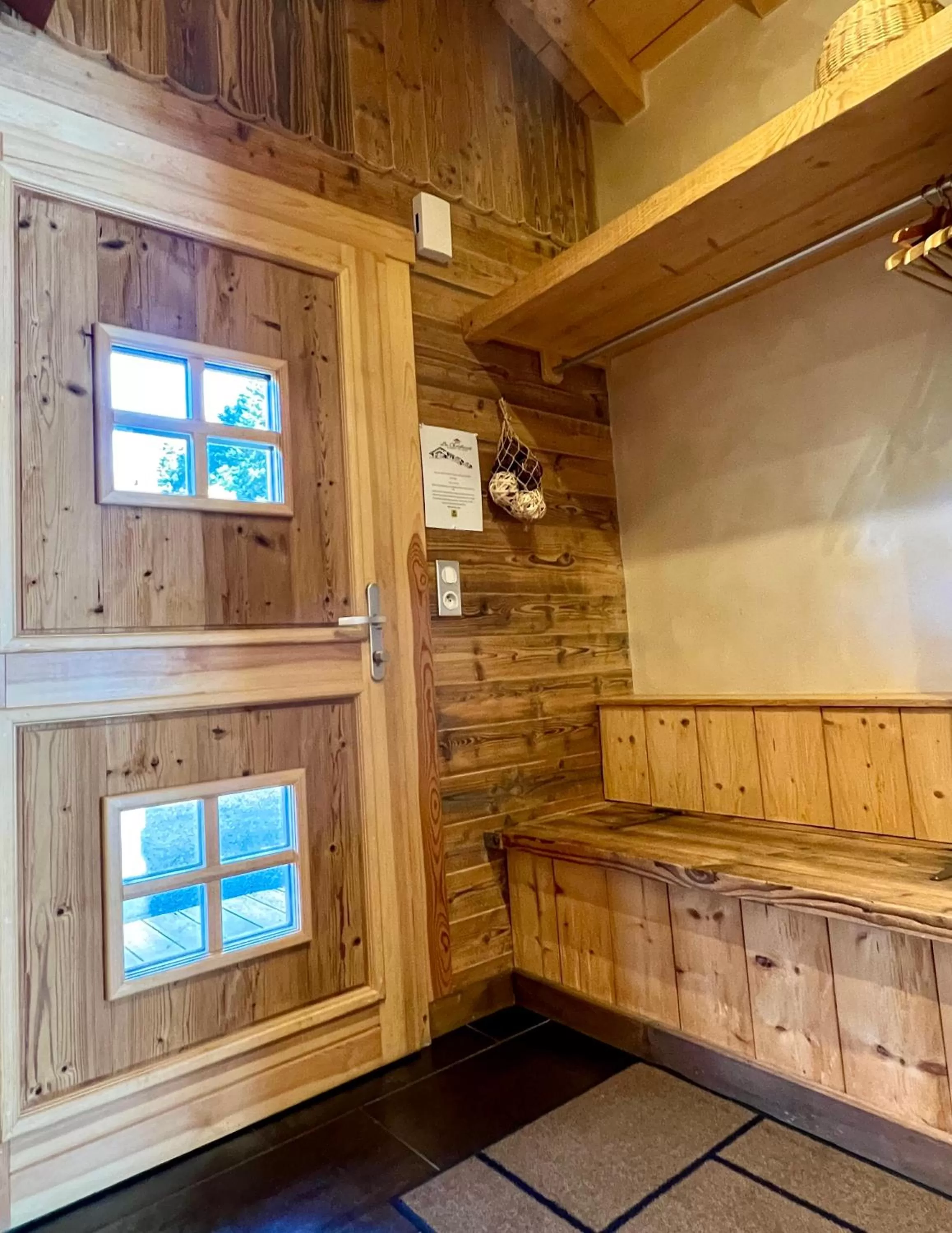 LOGIS HÔTEL, CHALETS et RESTAURANT LES CHATELMINÉS