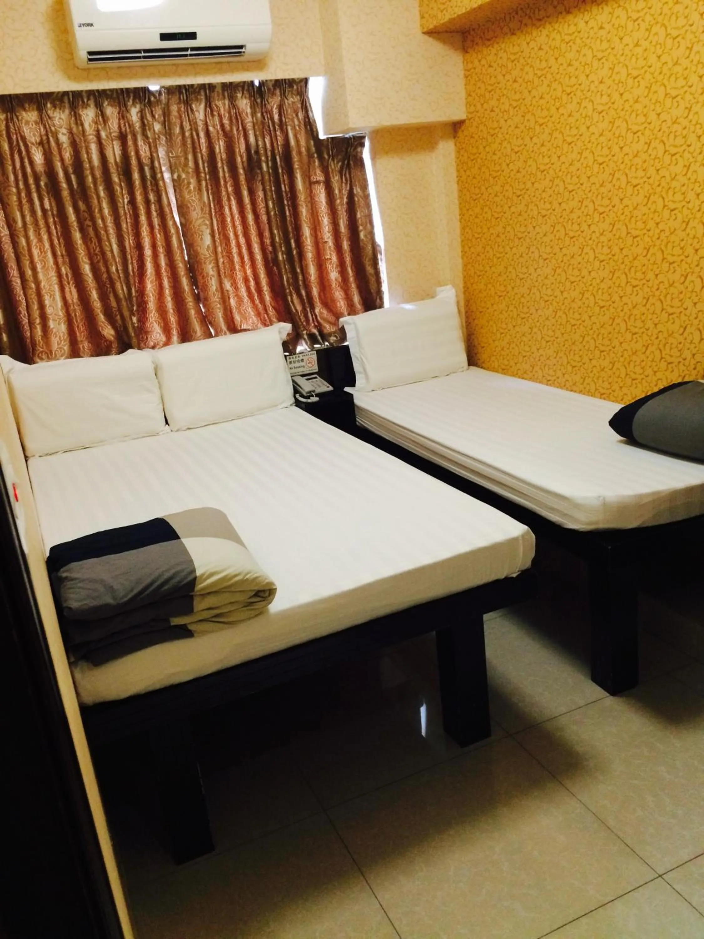 Photo of the whole room, Bed in Modern