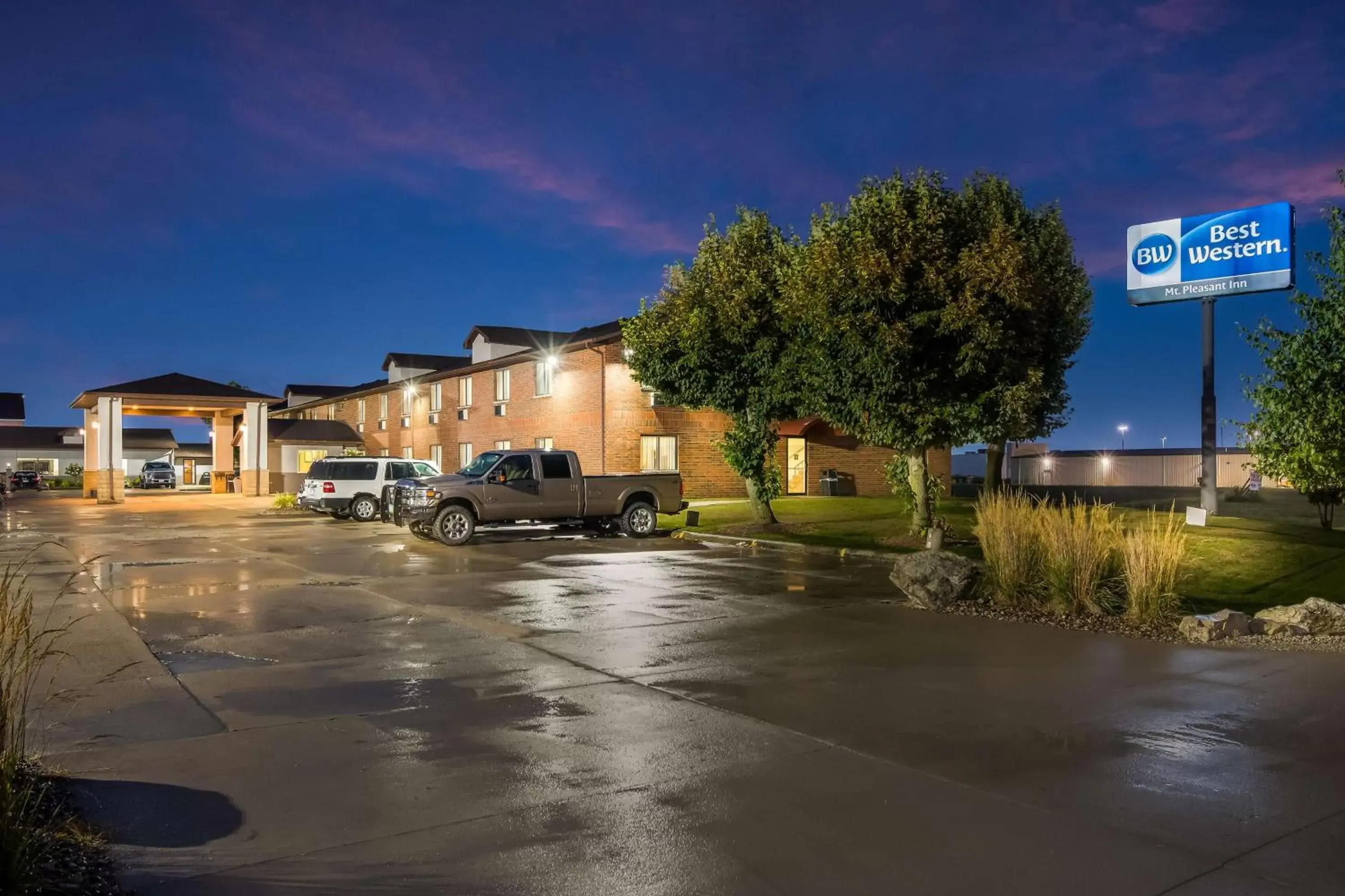 Property building in Best Western Mount Pleasant Inn Property building in Best Western Mount Pleasant Inn