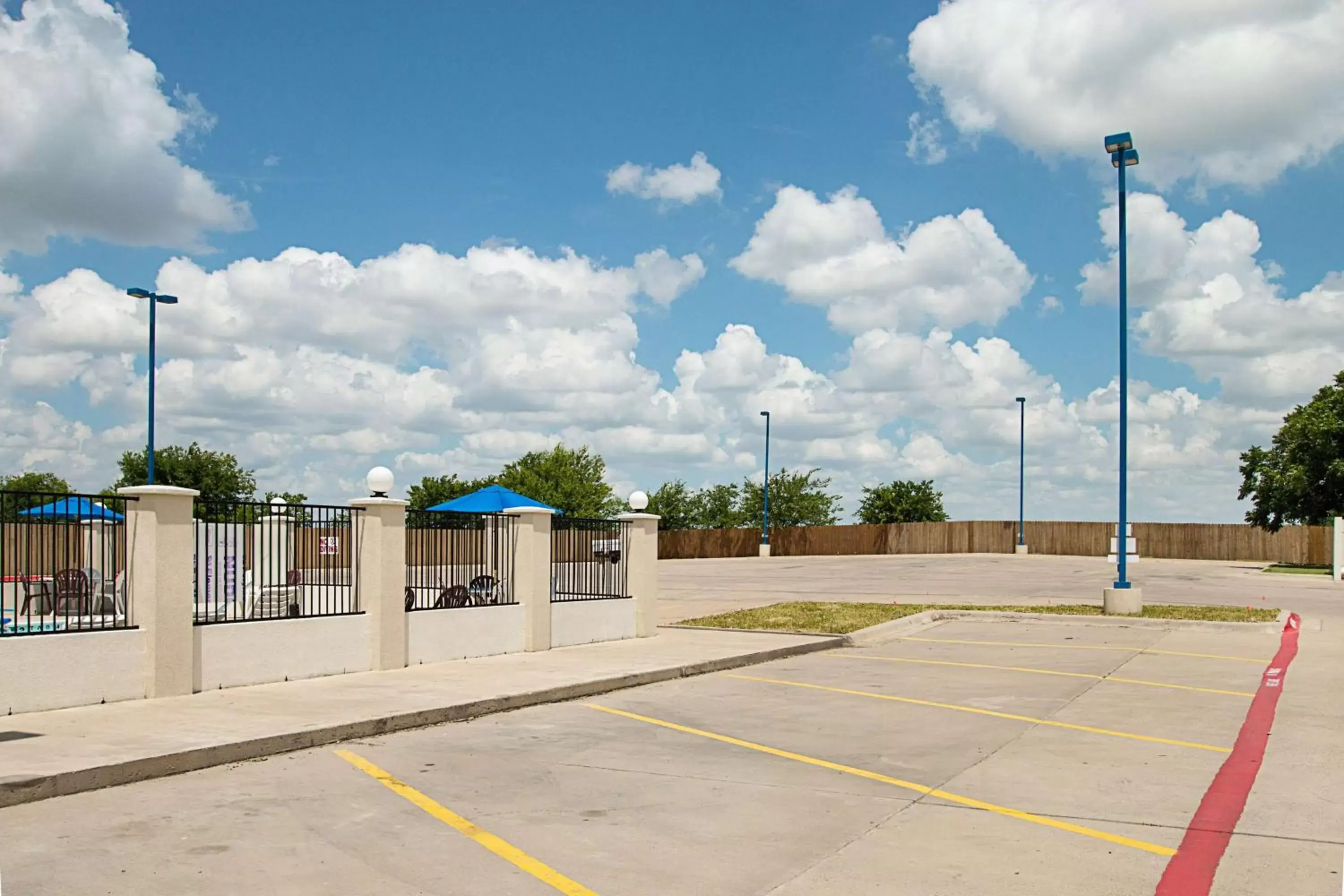 Property building, Tennis/Squash in Motel 6-Cleburne, TX