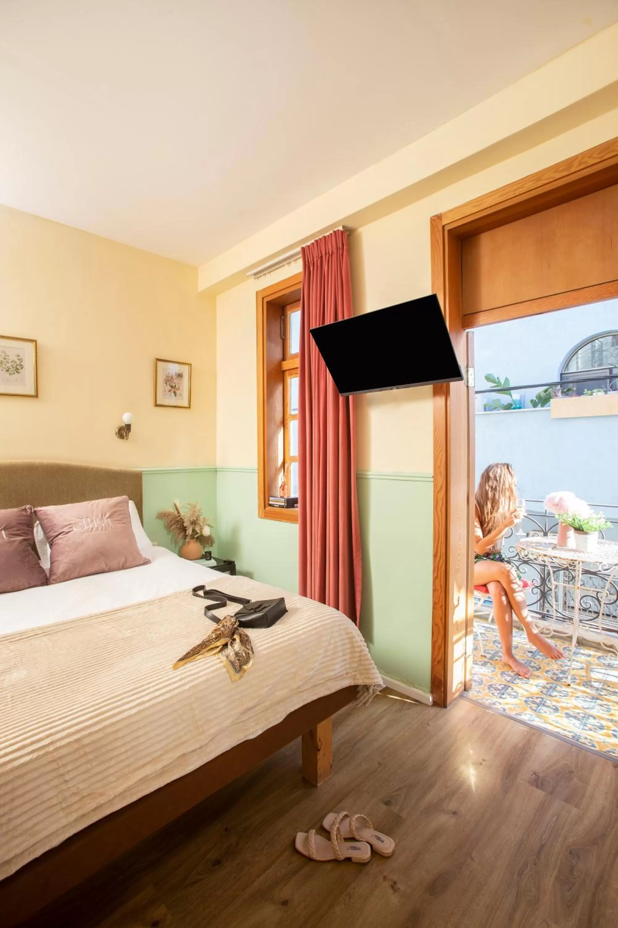 Photo of the whole room in The Elliot - Adults only