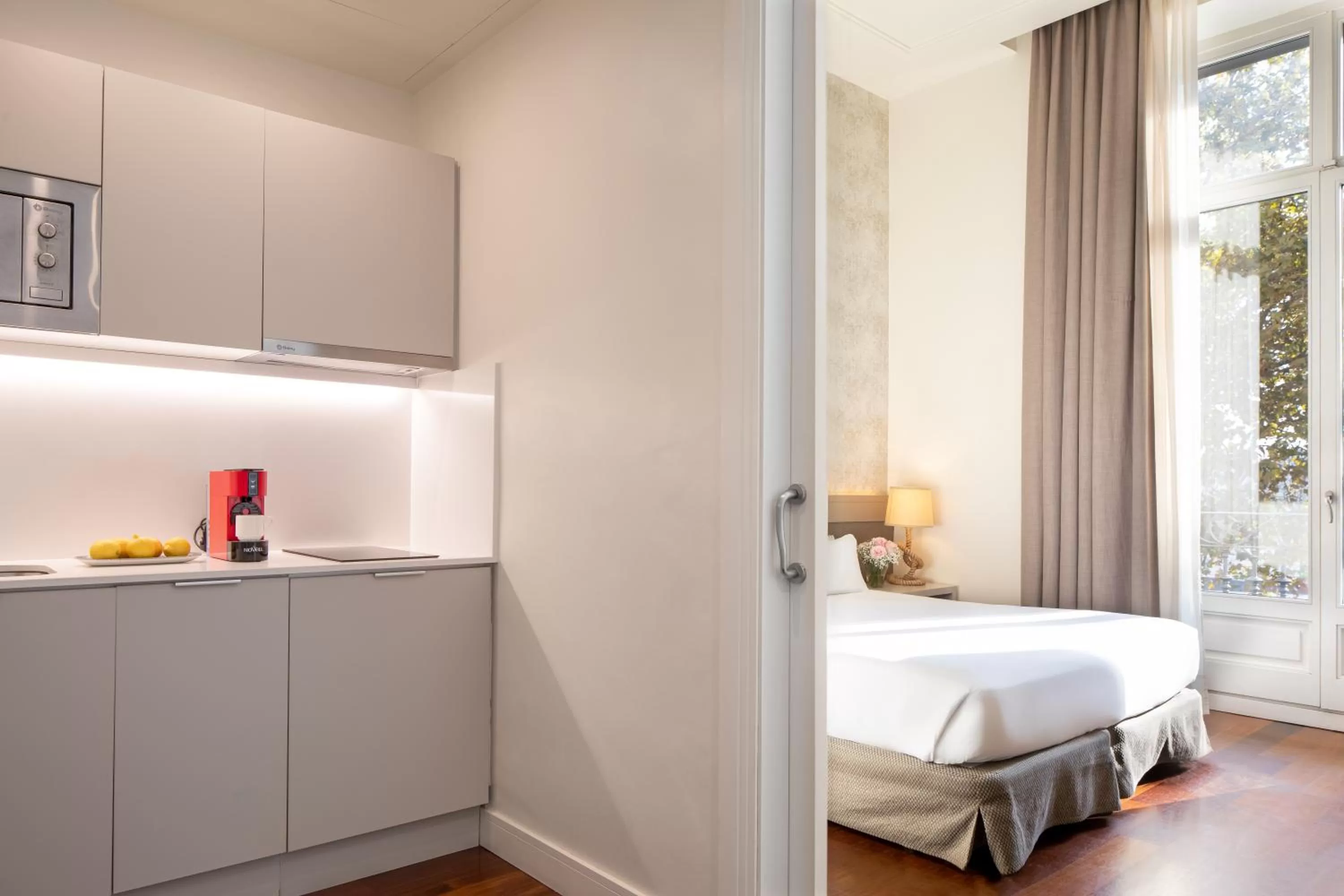 Kitchen or kitchenette, Bed in Duquesa Suites Landmark Hotel by Grup Duquessa